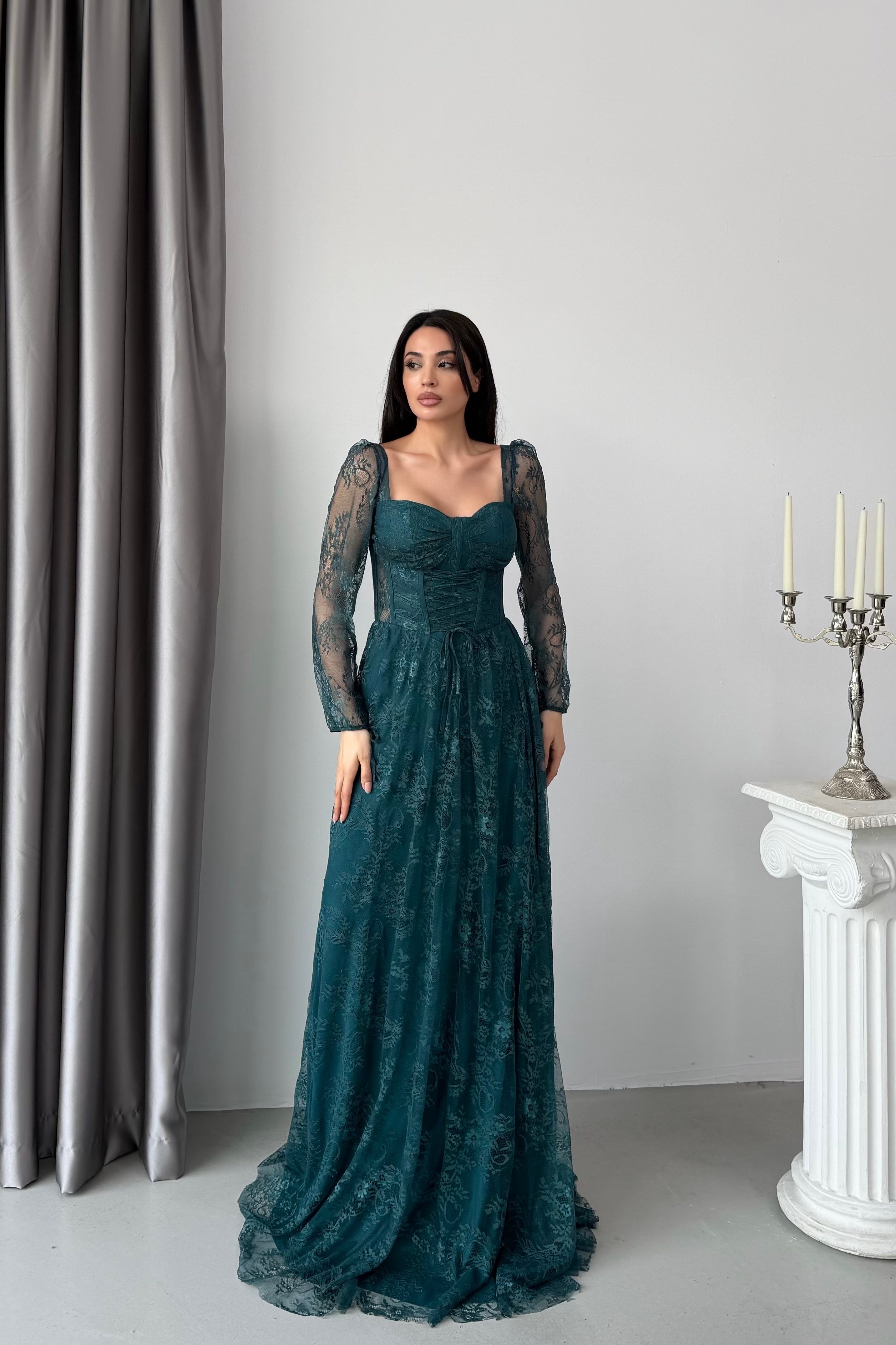 Zümrüt Kalp Yaka Korse Detaylı Önü Bağlamalı Dantel Abiye Elbise