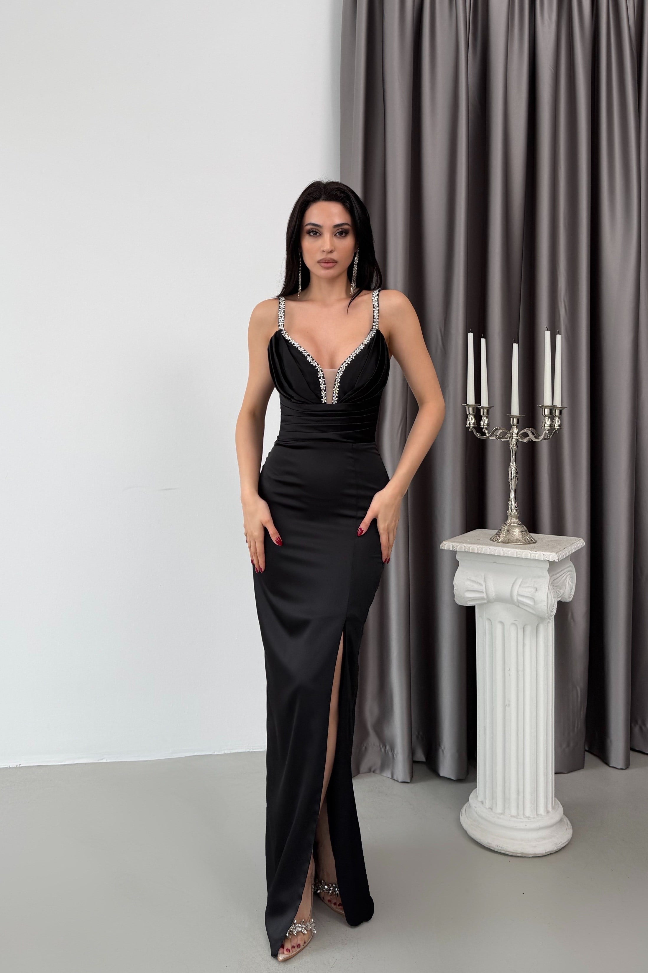 Siyah Taş İşlemeli Askılı Yırtmaçlı Abiye Elbise