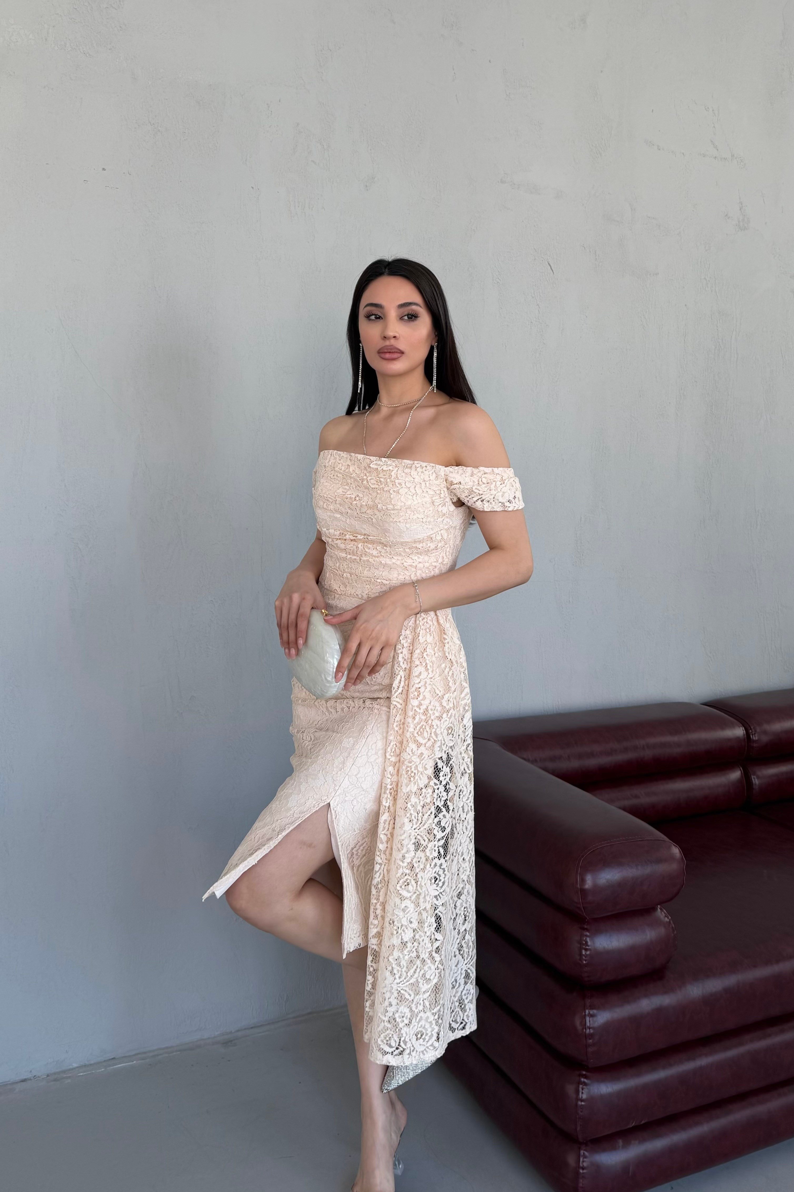 Bej Kayık Yaka Kuyruk Detaylı Dantel Abiye Elbise