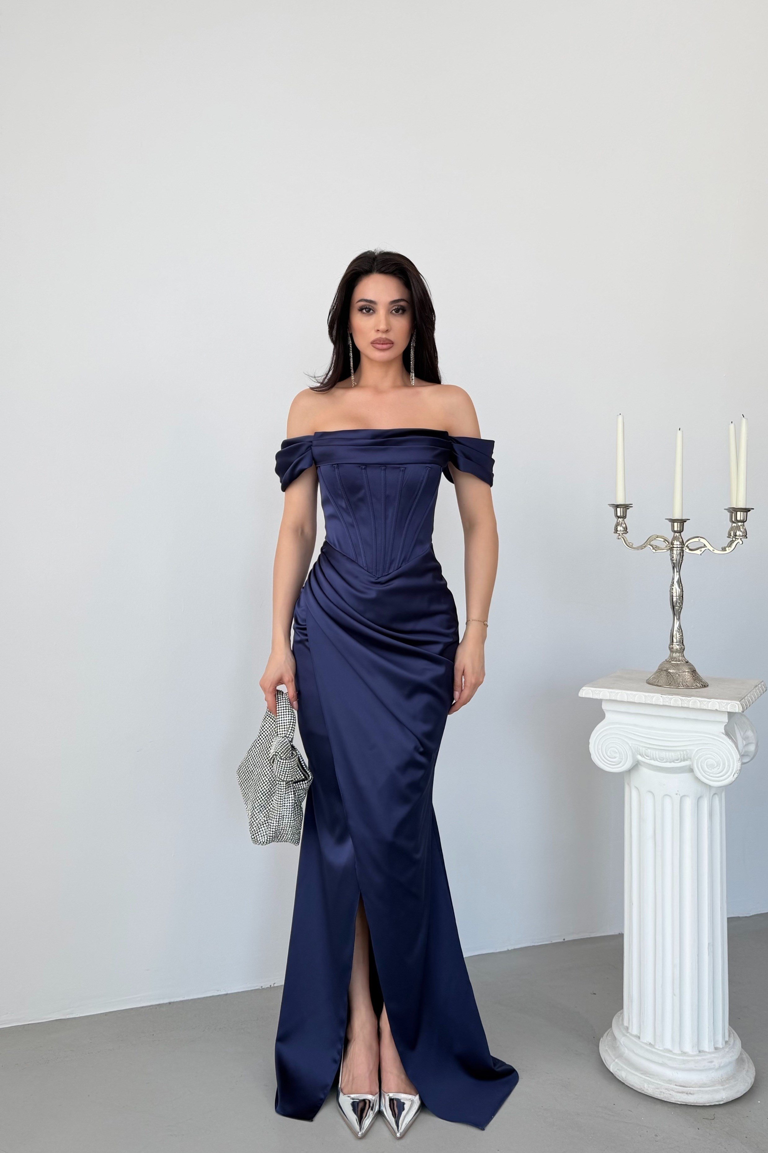 Lacivert Kayık Yaka Yırtmaçlı Uzun Saten Abiye Elbise