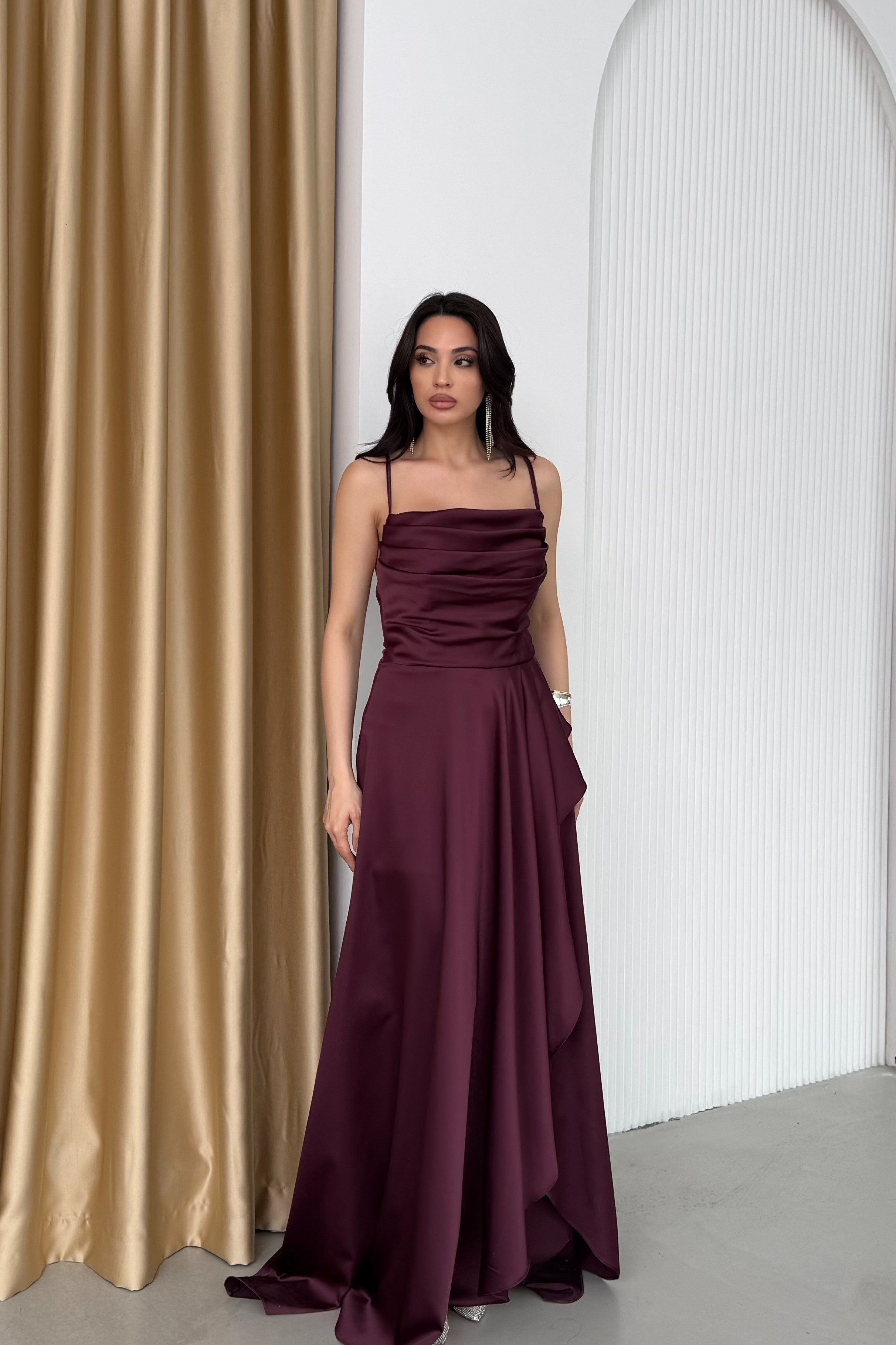 Bordo İnce Askılı Volanlı Yırtmaçlı Saten Abiye Elbise