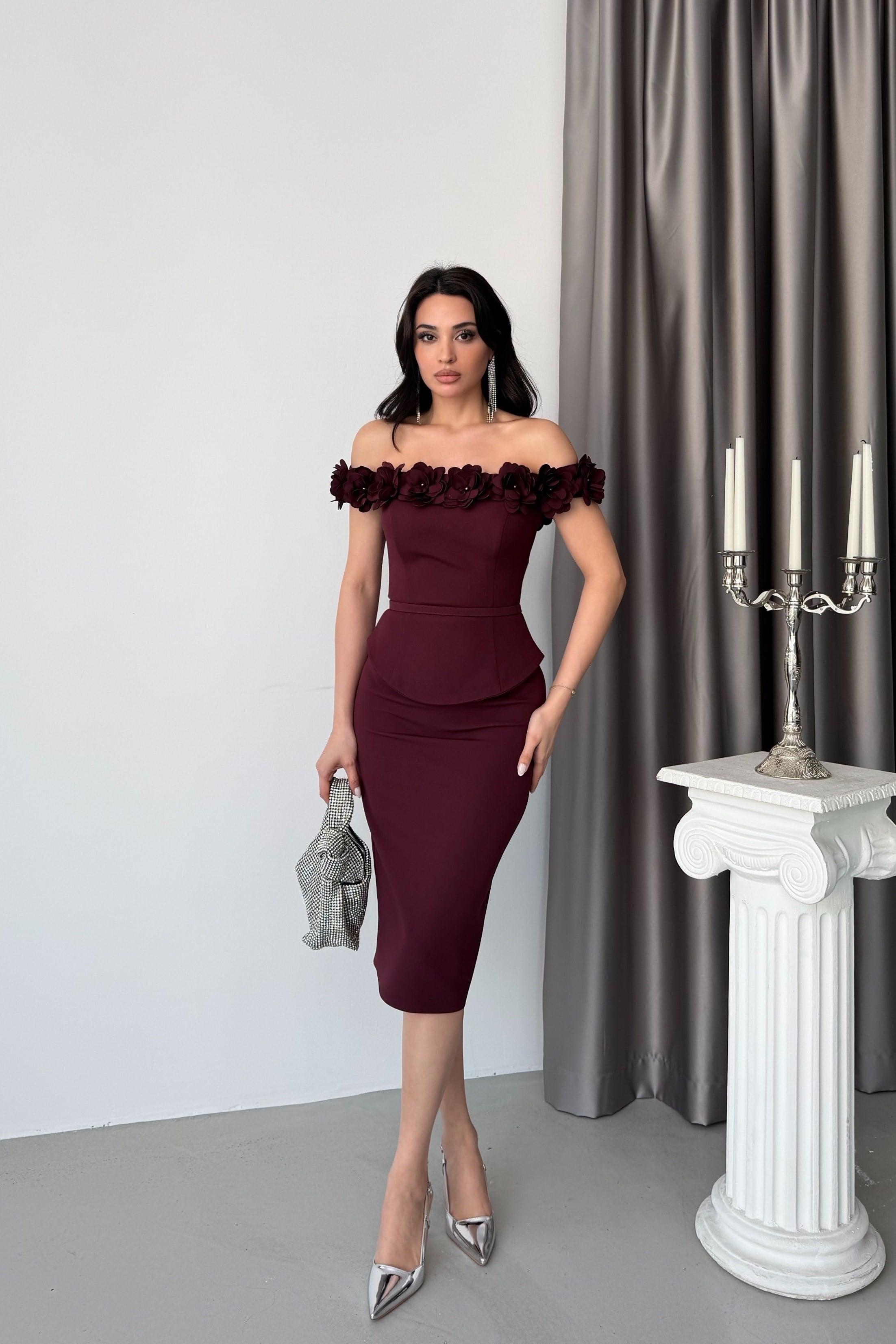 Bordo Kayık Yaka Çiçek Detaylı  Midi Abiye Elbise