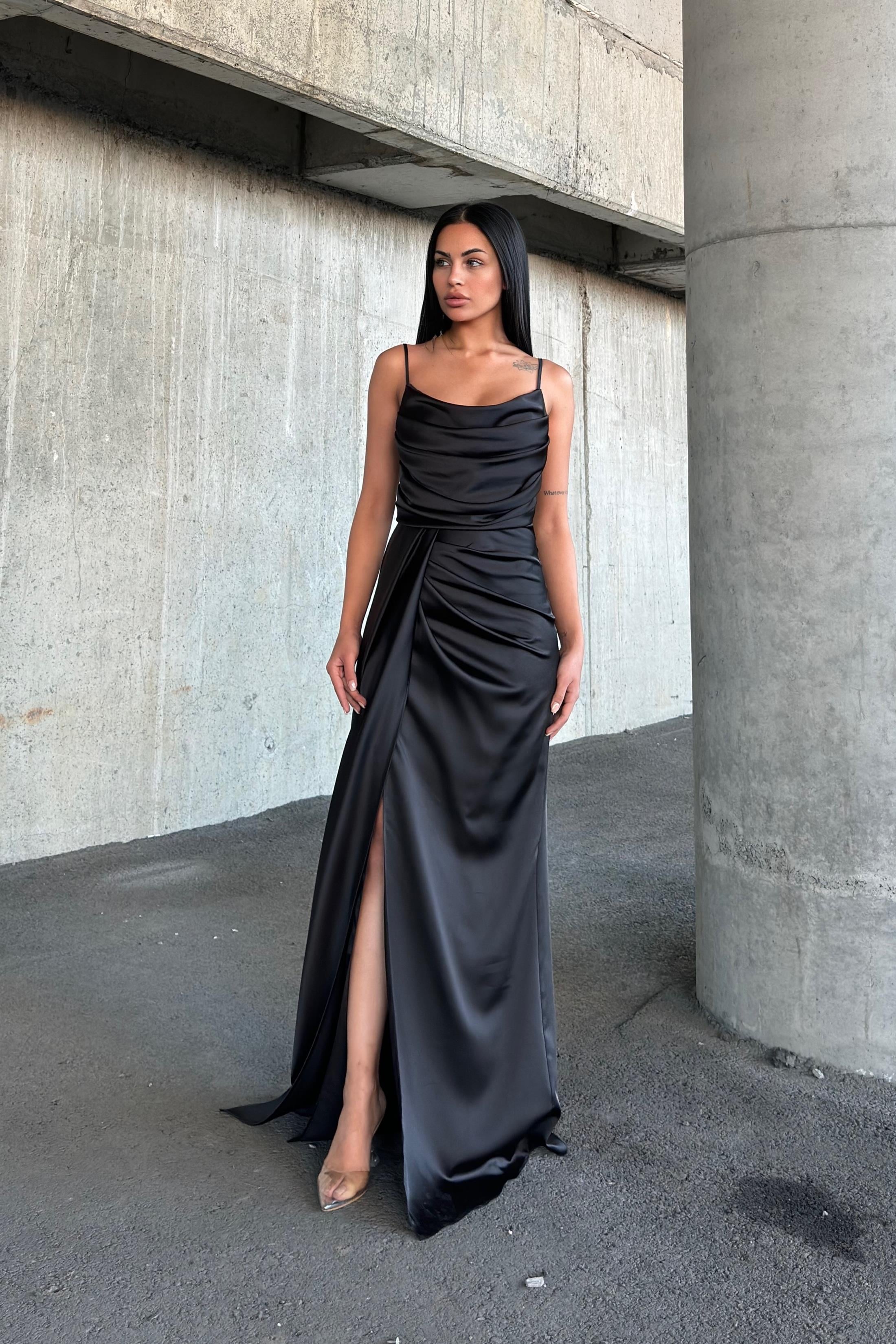 Siyah İp Askılı Drapeli Yırtmaçlı Saten Uzun Abiye Elbise