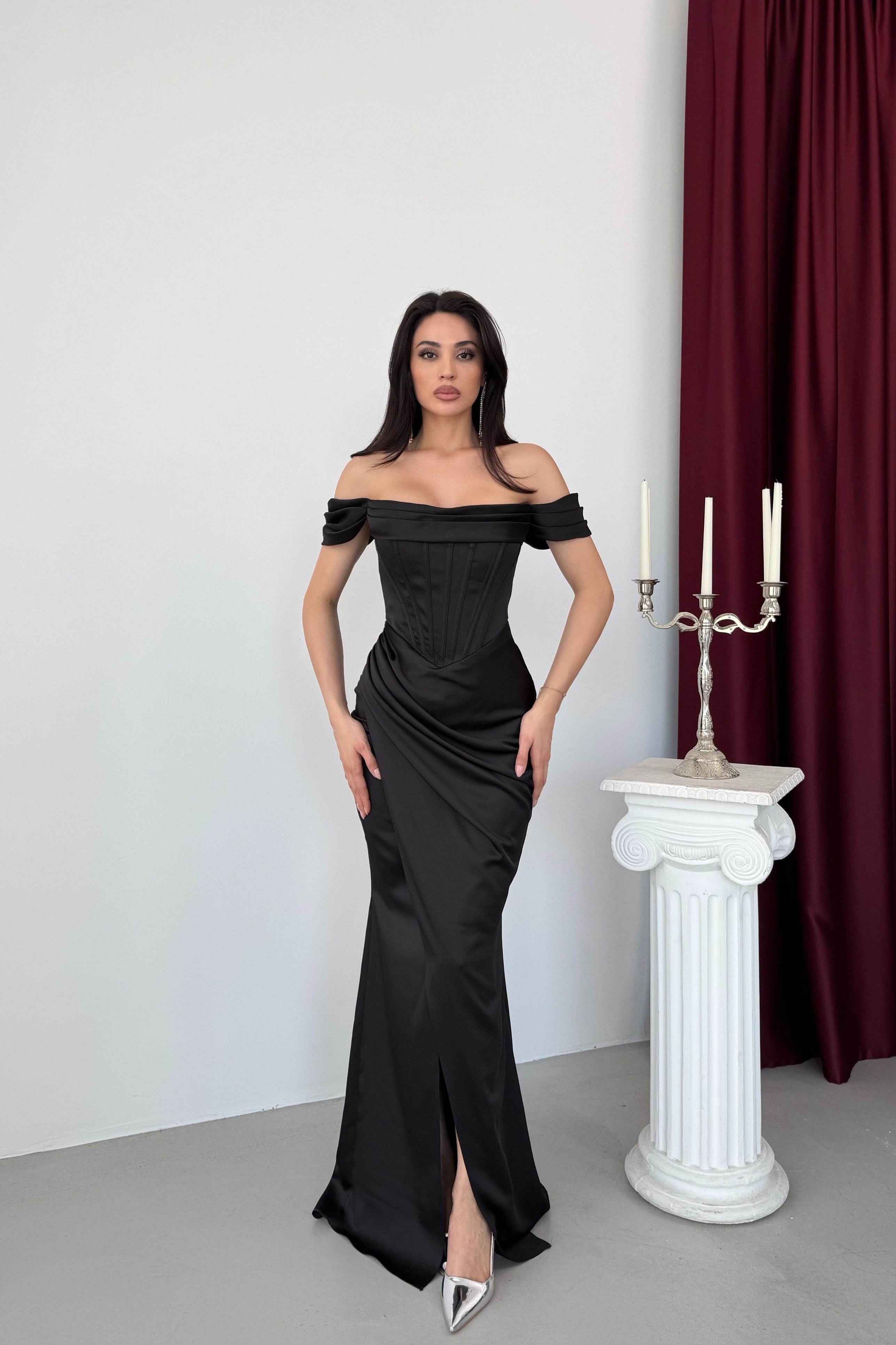 Siyah Kayık Yaka Yırtmaçlı Uzun Saten Abiye Elbise