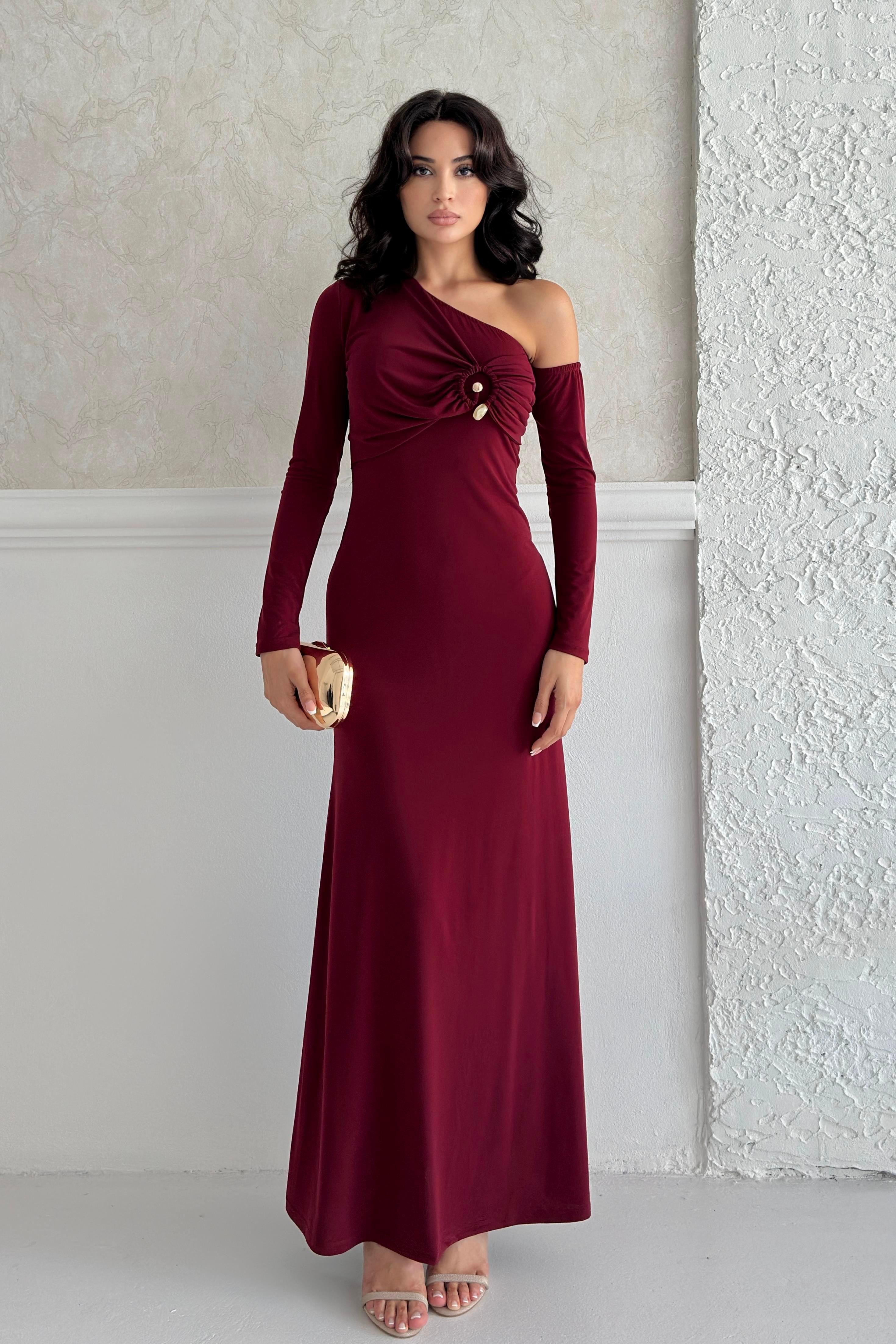 Bordo Taş Aksesuarlı Düşük Omuz Uzun Elbise