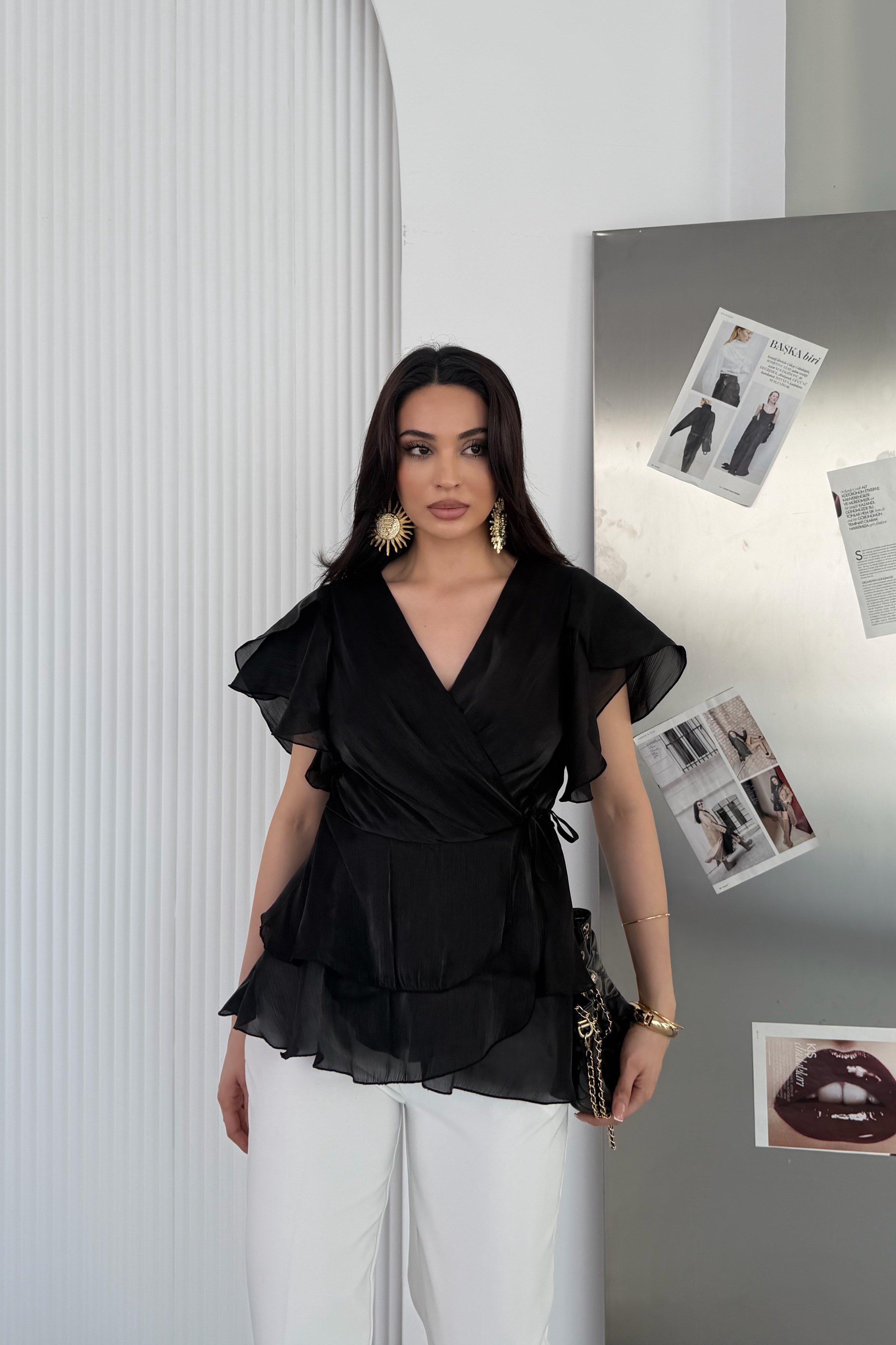 Siyah Volanlı Önü Bağlamalı Parlak Şifon Kumaş Bluz