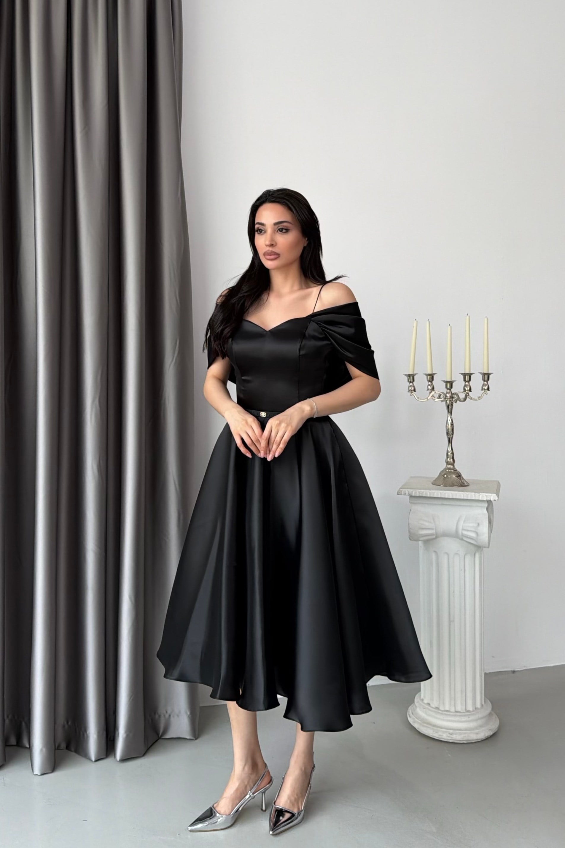 Siyah Askılı Düşük Kol Kemer Detaylı Organze Midi Elbise