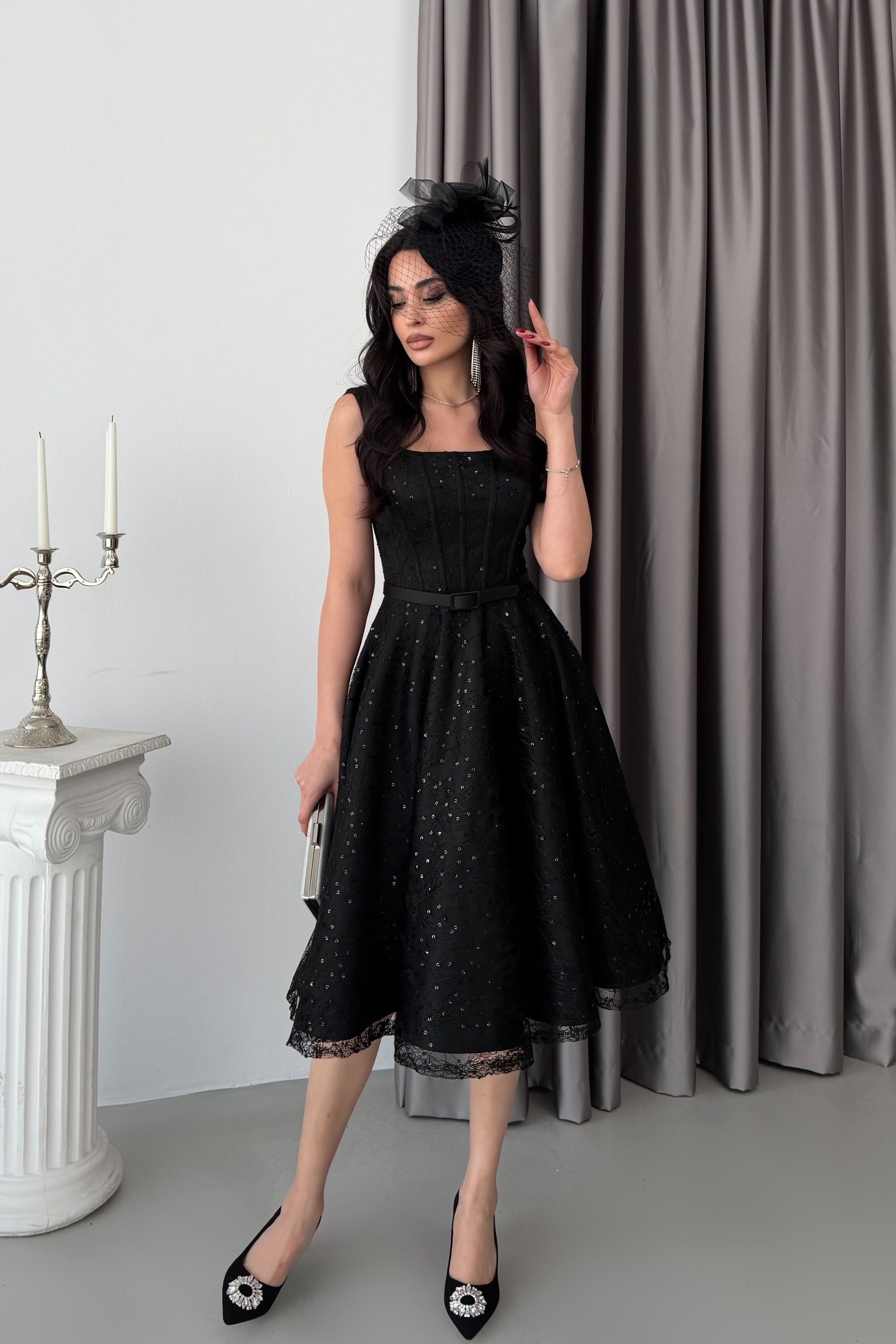 Siyah Dantel İşlemeli Payetli Kemerli Kare Yaka Abiye Elbise