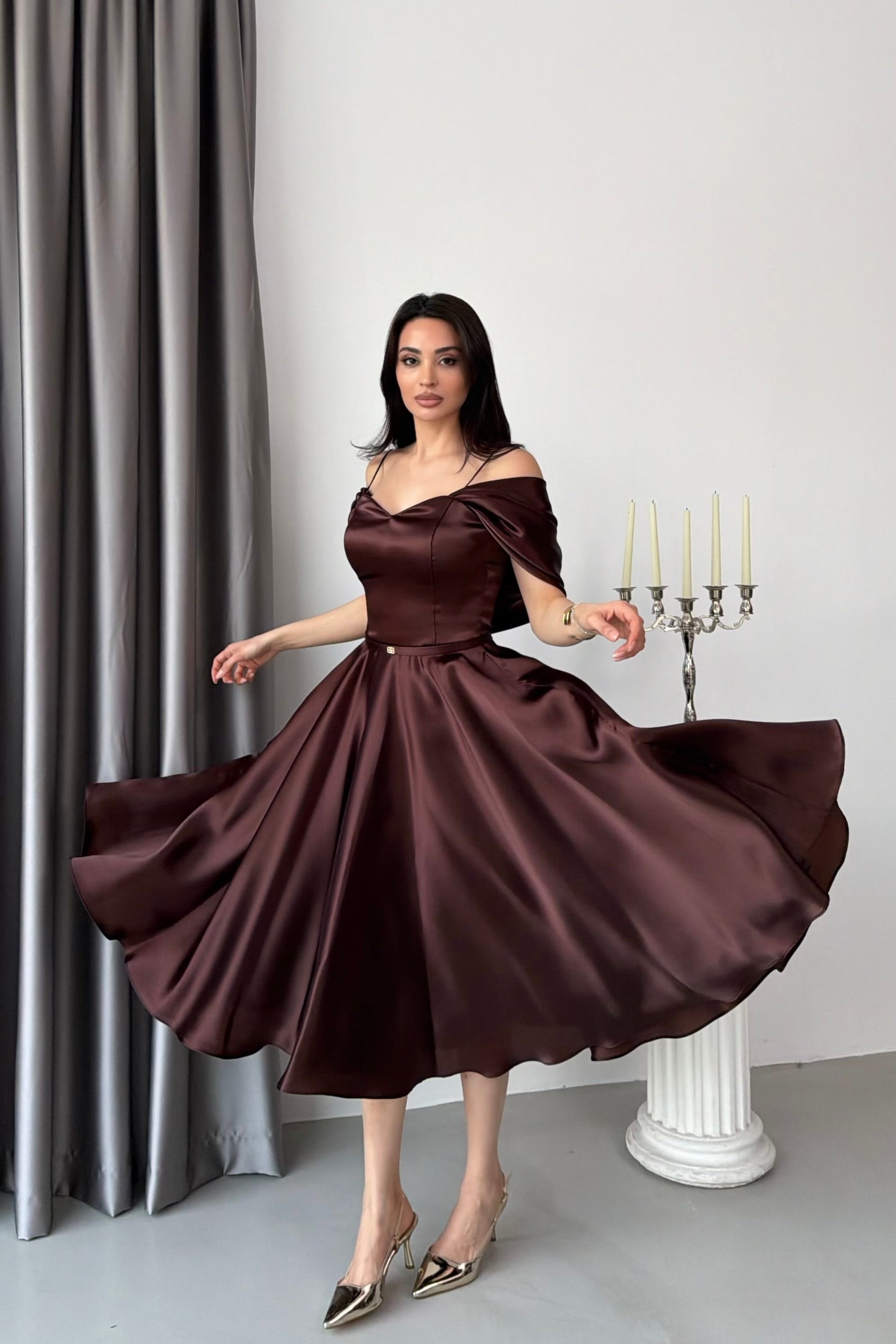 Kahverengi Askılı Düşük Kol Kemer Detaylı Organze Midi Elbise