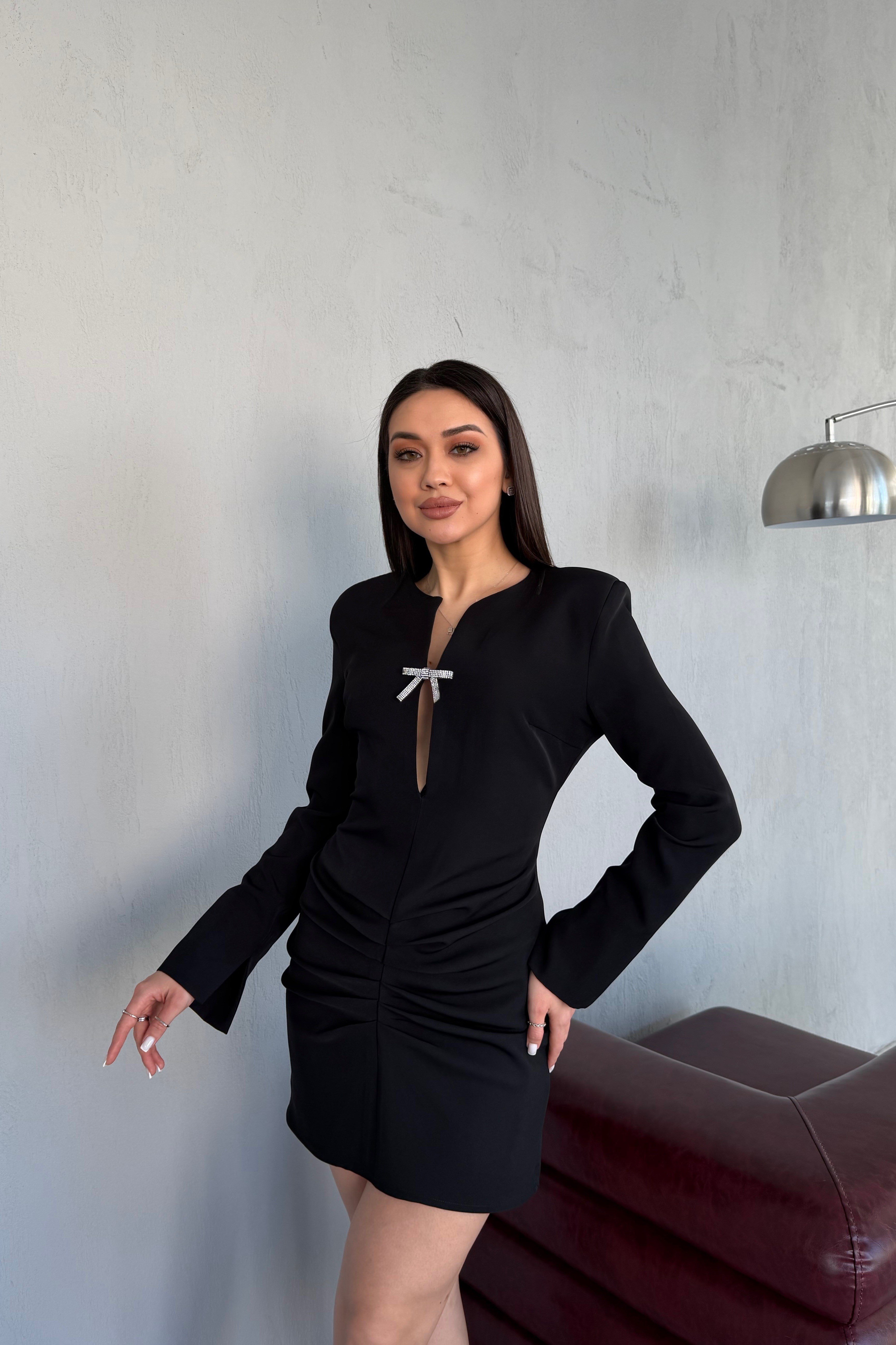Siyah V Yaka Drapeli Fiyonk Detaylı Mini Elbise