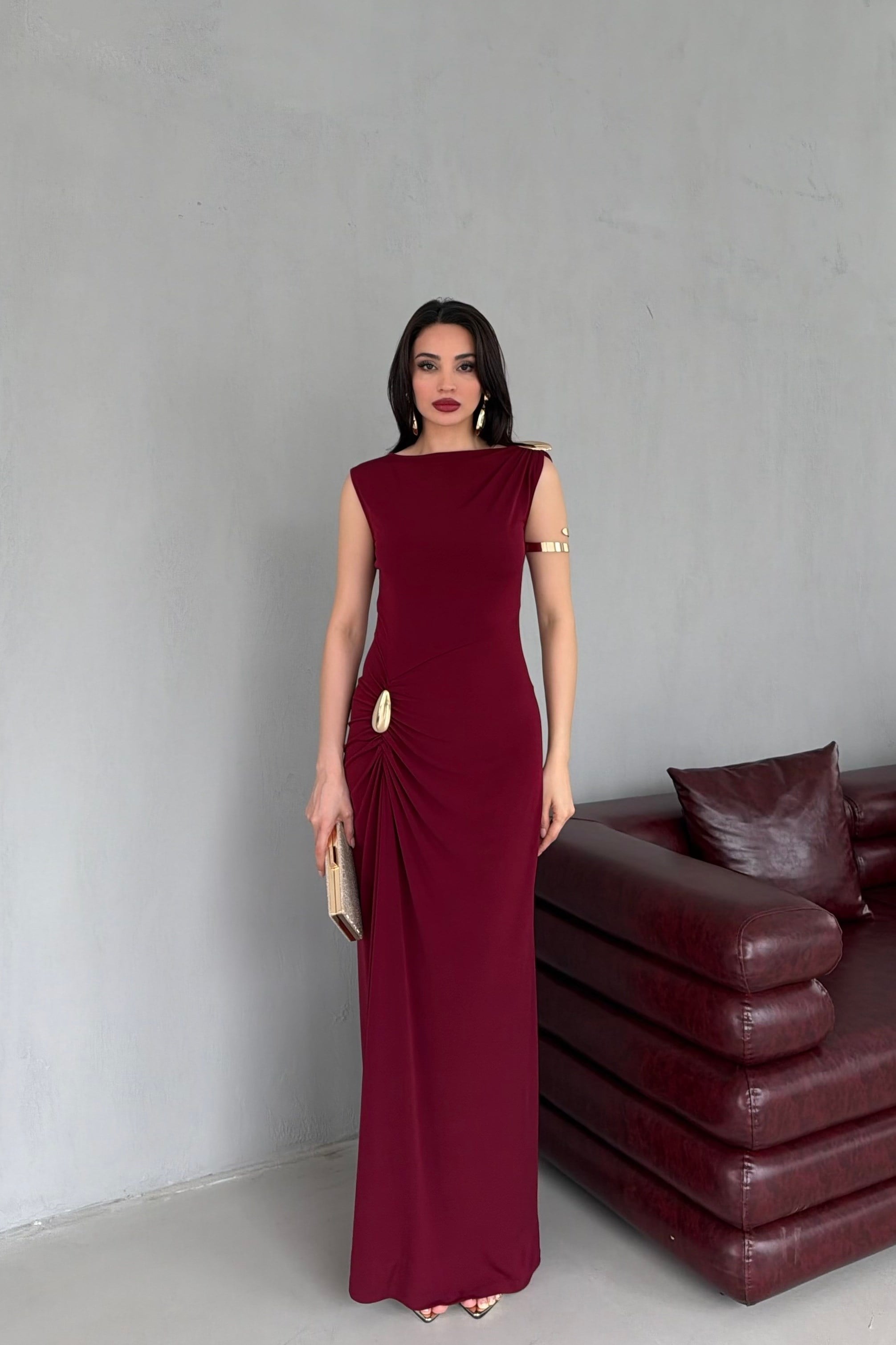 Bordo Omuz Tokalı Büzgülü Uzun Elbise