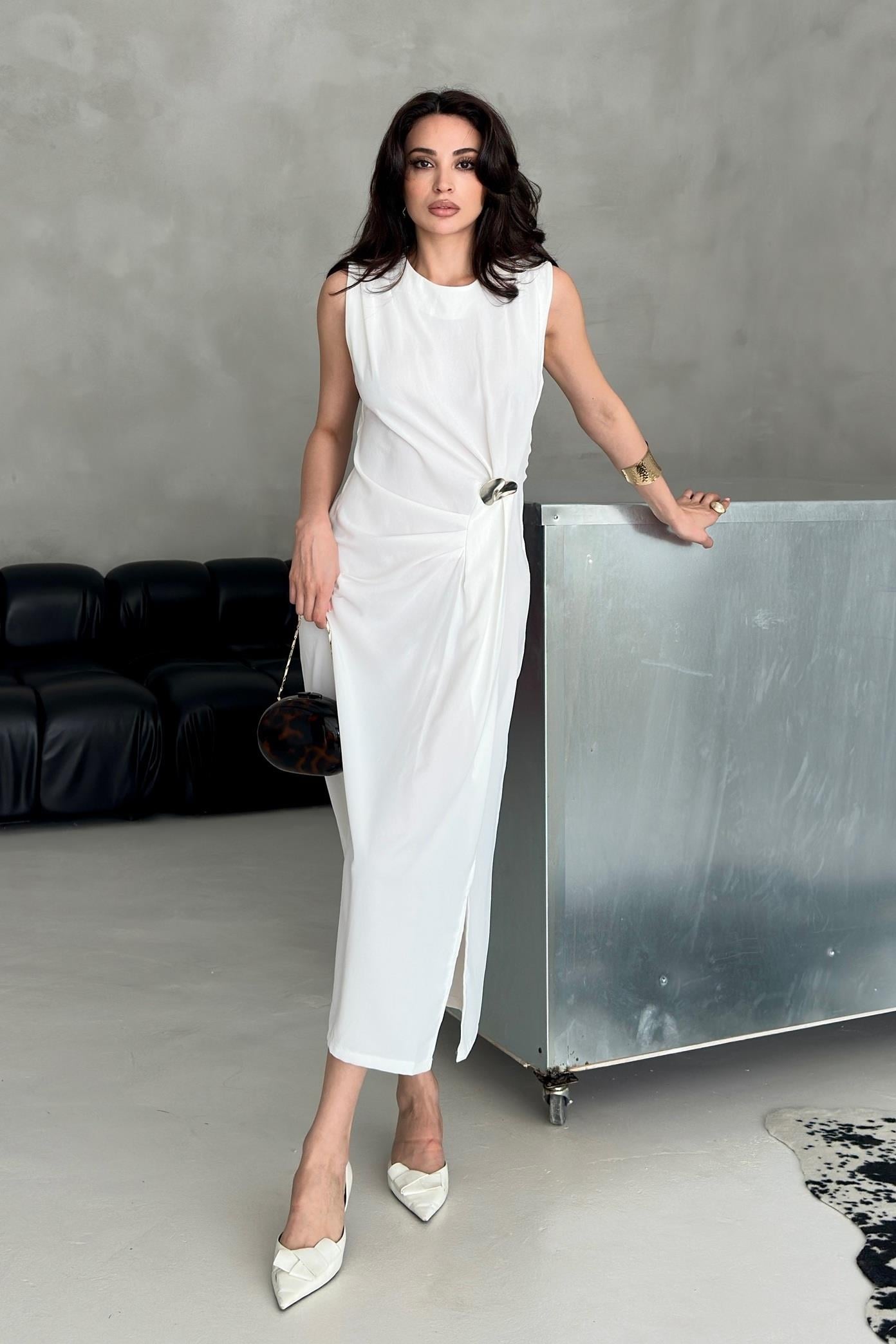 Ekru Tokalı Pile Detaylı Kolsuz Elbise