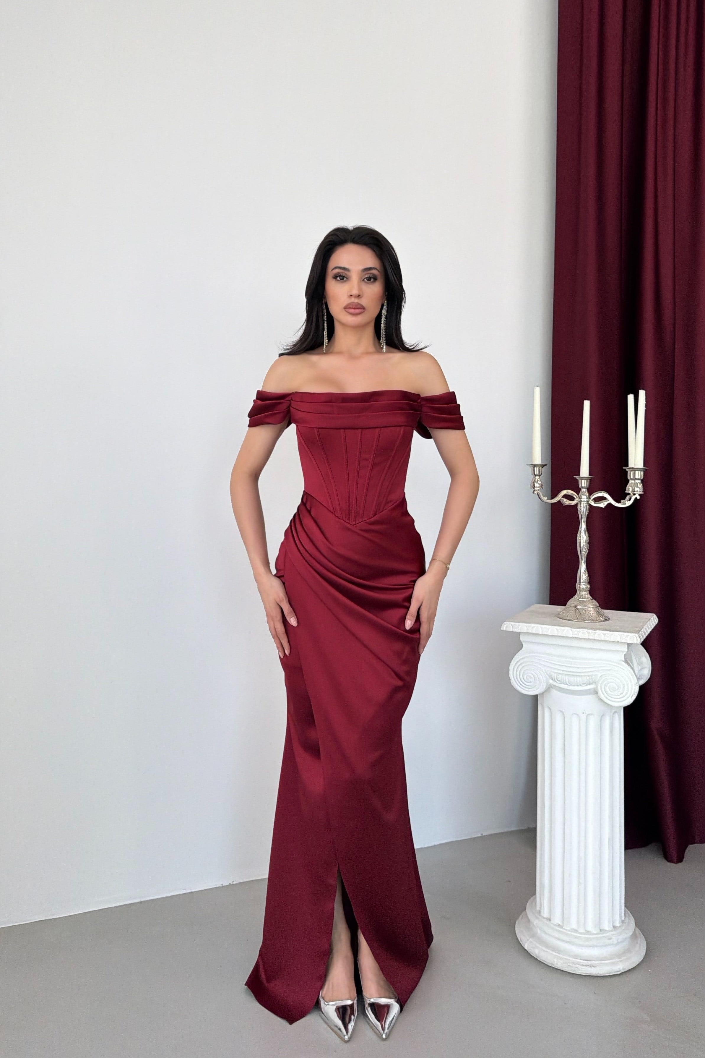 Bordo Kayık Yaka Yırtmaçlı Uzun Saten Abiye Elbise