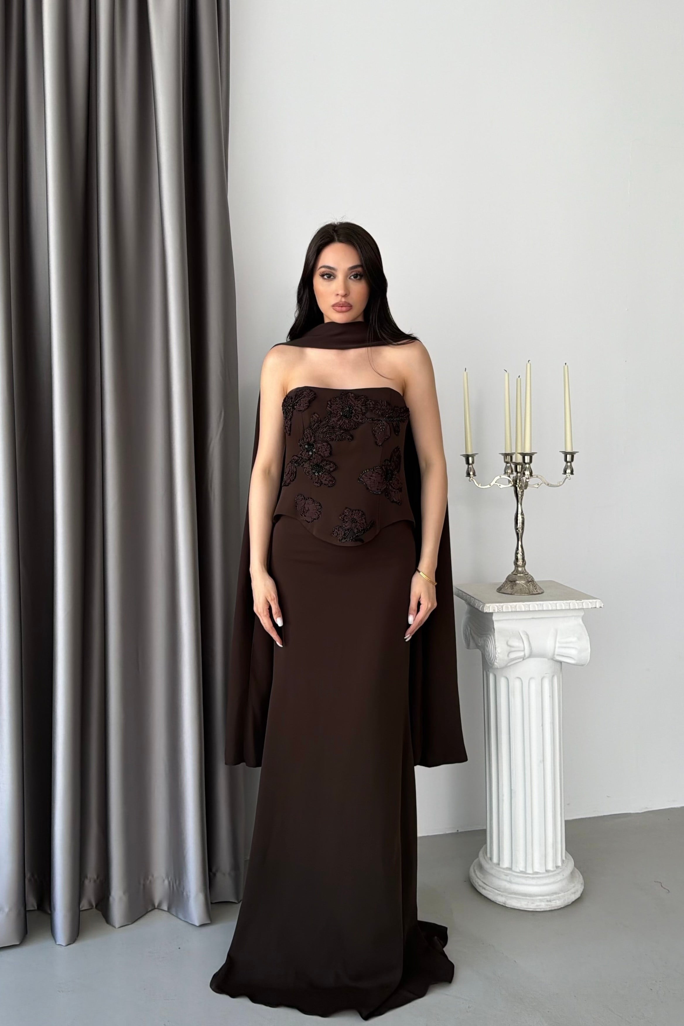 Kahverengi Straplez Çiçek Motifli Şal Detaylı Uzun Abiye Elbise