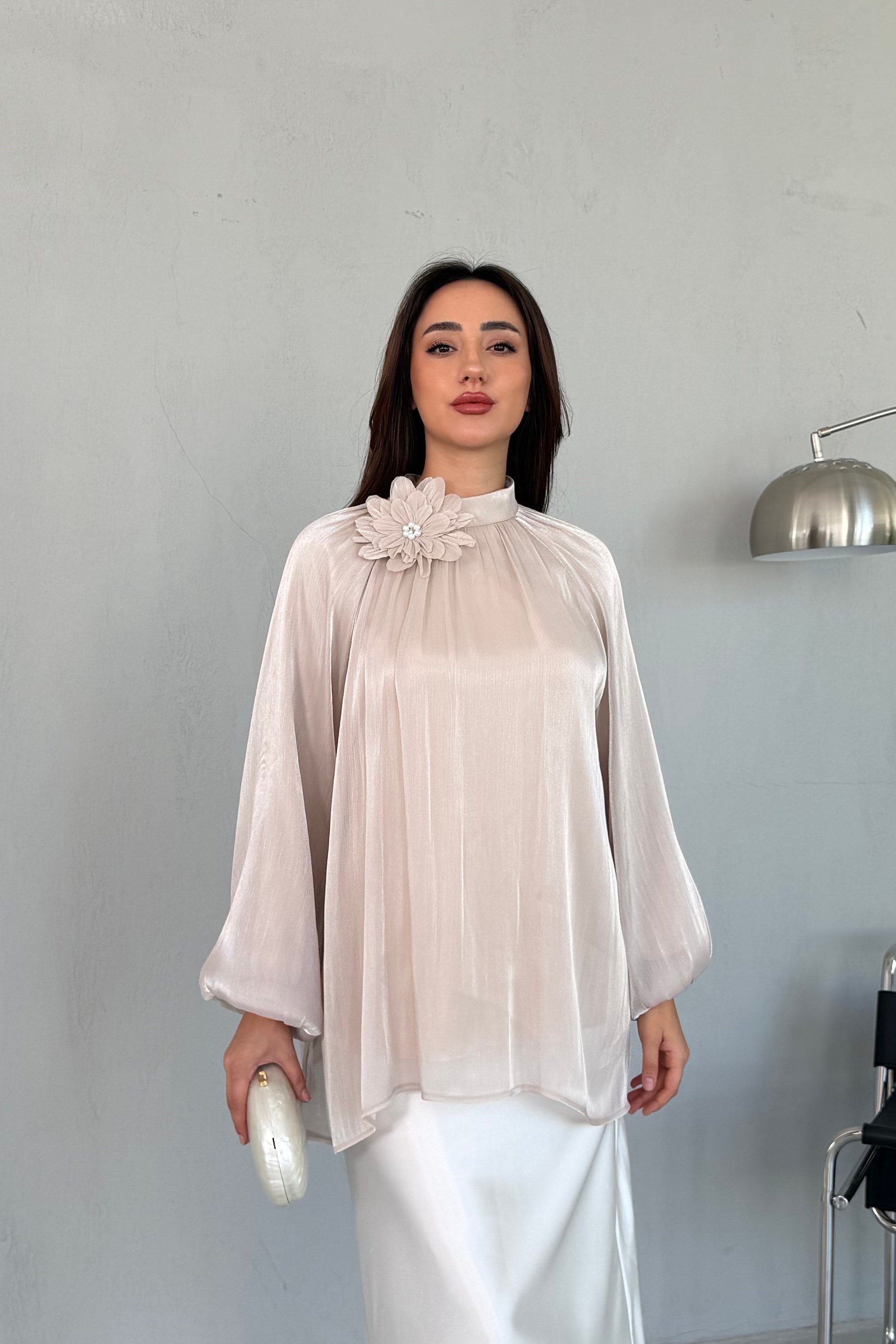 Pudra Çiçek Detaylı Pileli Şifon Bluz