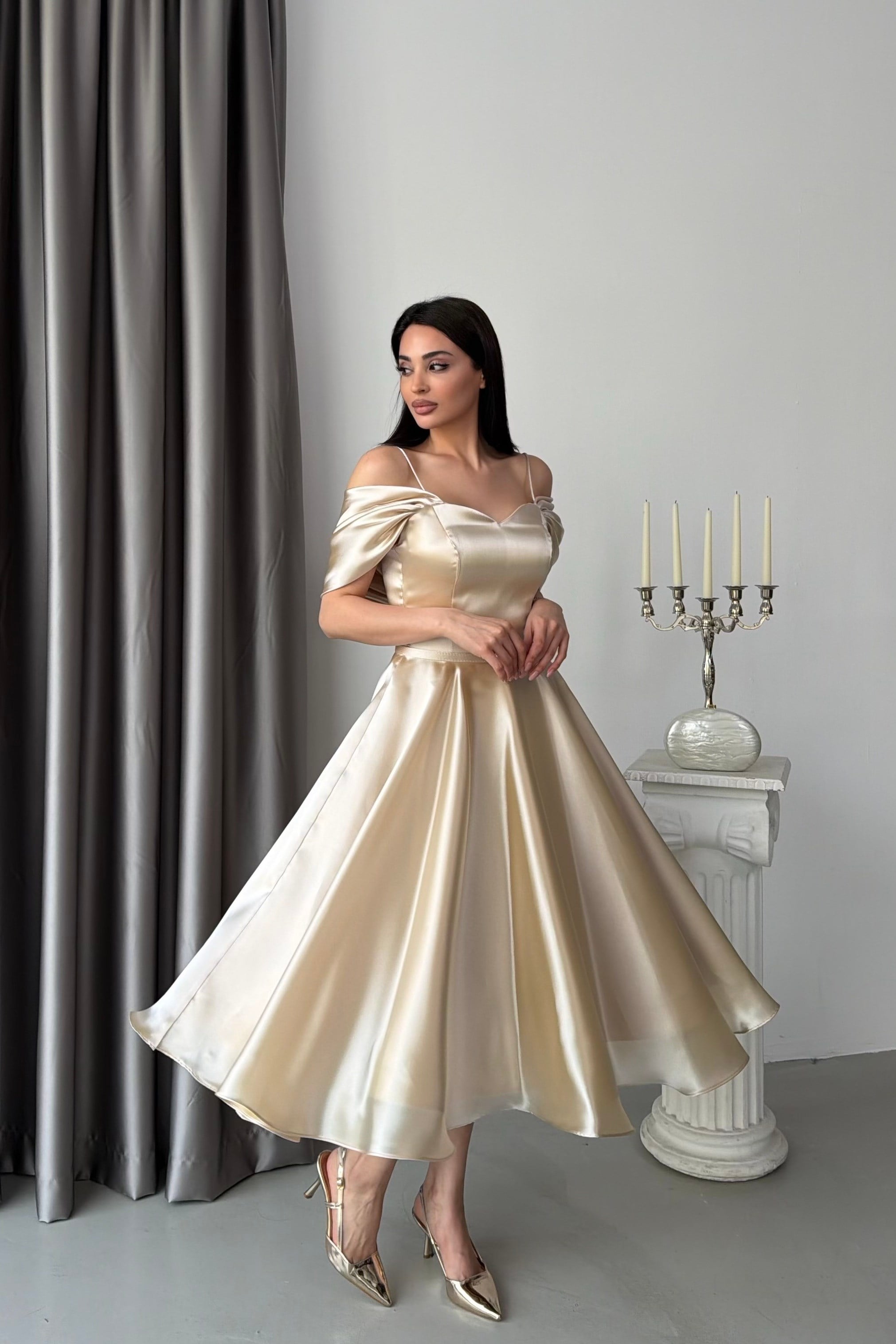 Bej Askılı Düşük Kol Kemer Detaylı Organze Midi Elbise