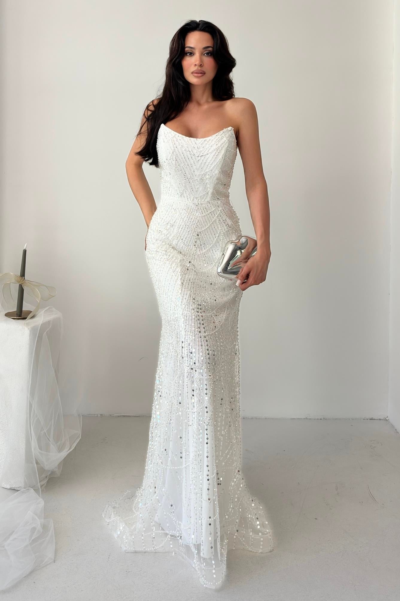 Beyaz Boncuk İşlemeli  Payetli Straplez Abiye Elbise