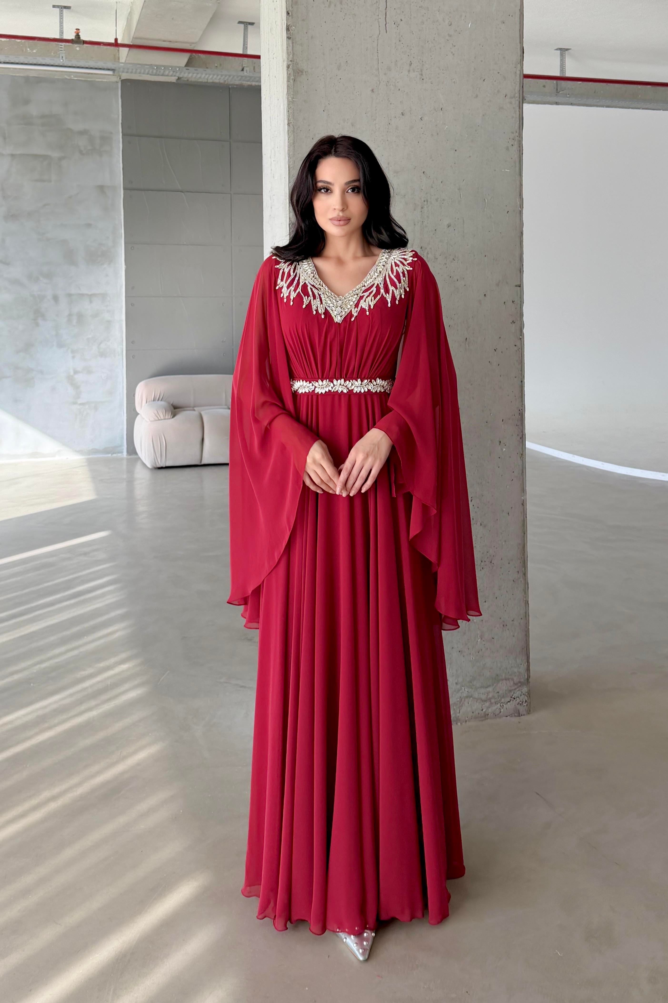 Kırmızı Taş İşlemeli Tül Pelerinli Abiye Elbise