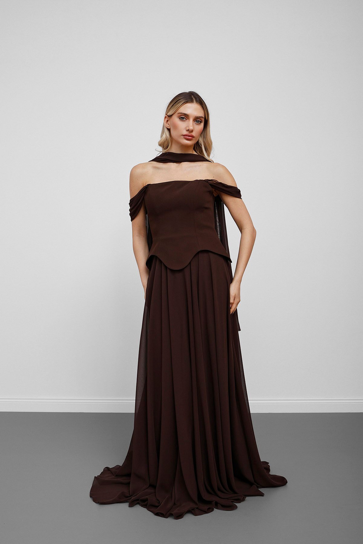 Kahverengi Düşük Omuz Peplum Kesim Fularlı Pileli Abiye Elbise