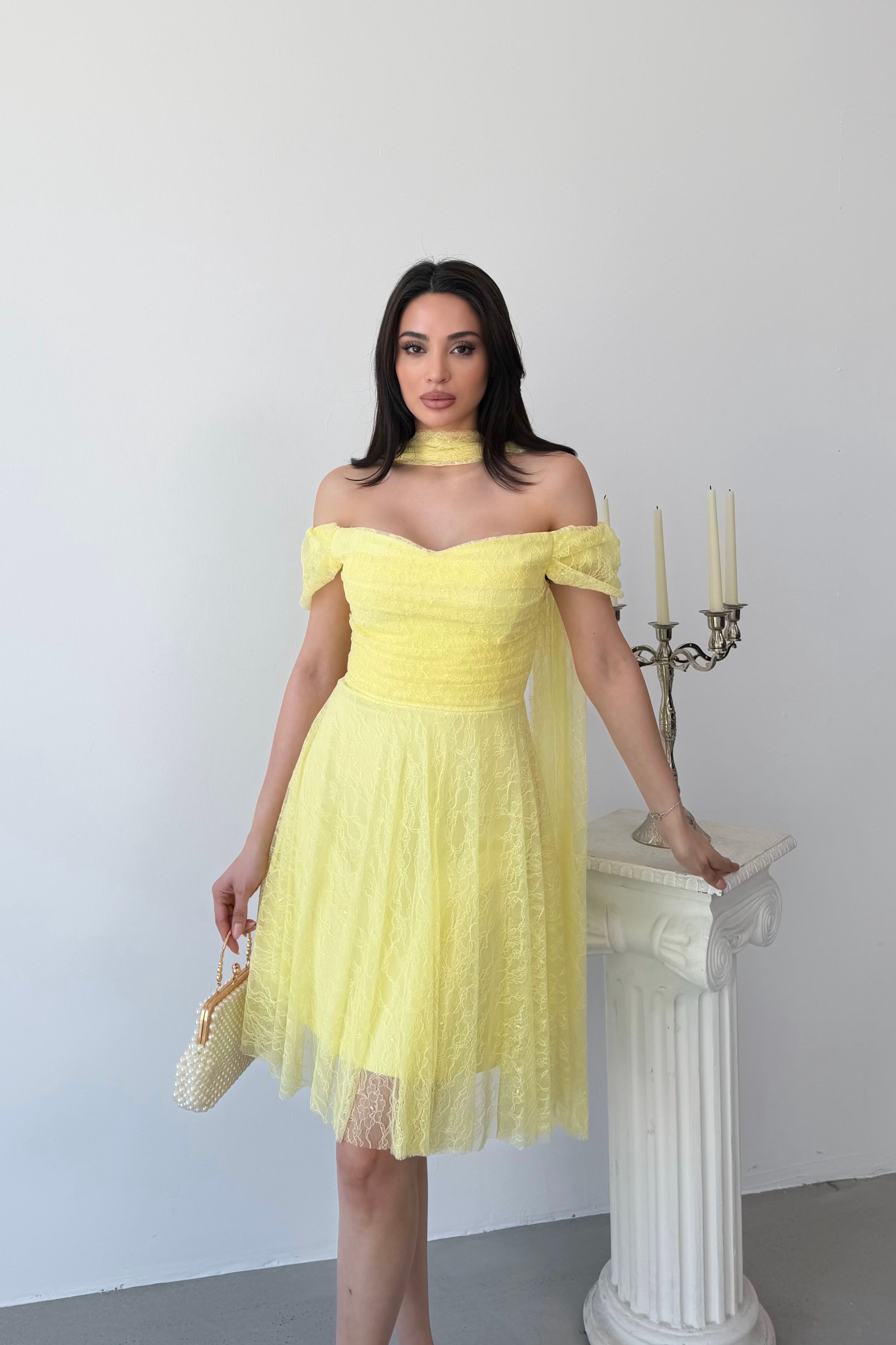 Sarı Omuz Fular Detaylı Dantel Kumaş Kısa Abiye Elbise	