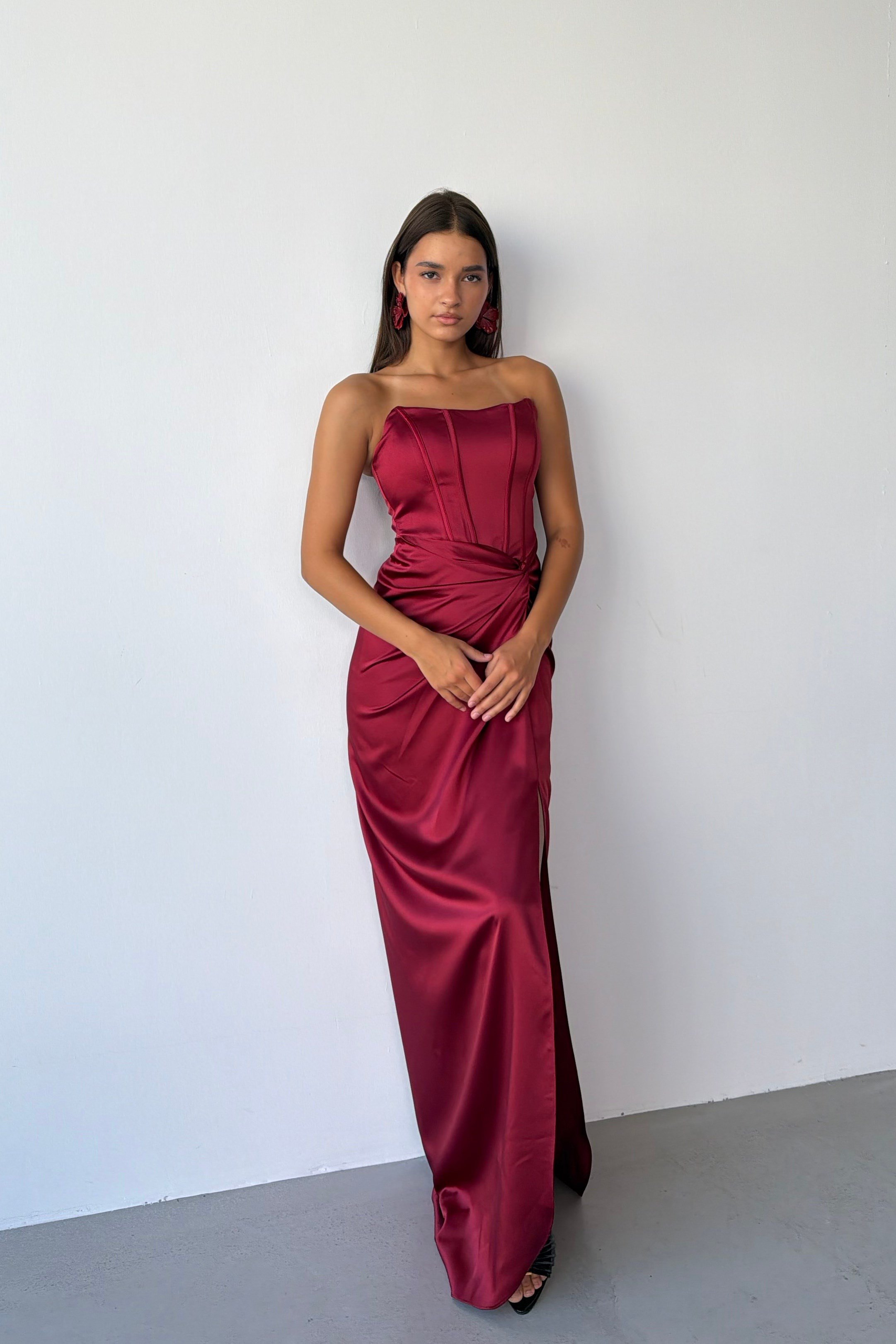 Bordo Straplez Bel Düğümlü Balenli Yırtmaçlı Uzun Abiye Elbise