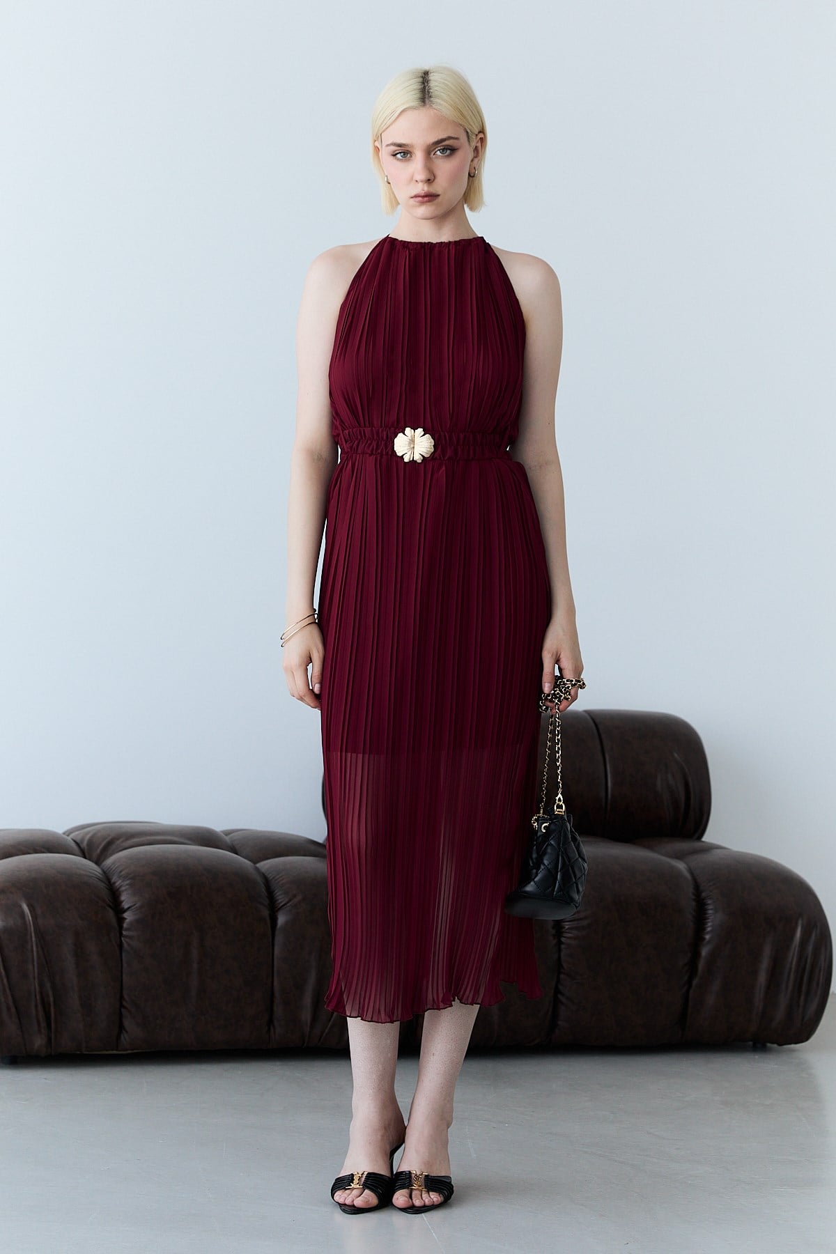 Bordo Halter Yaka Pliseli Kemer Detaylı Astarlı Midi Elbise
