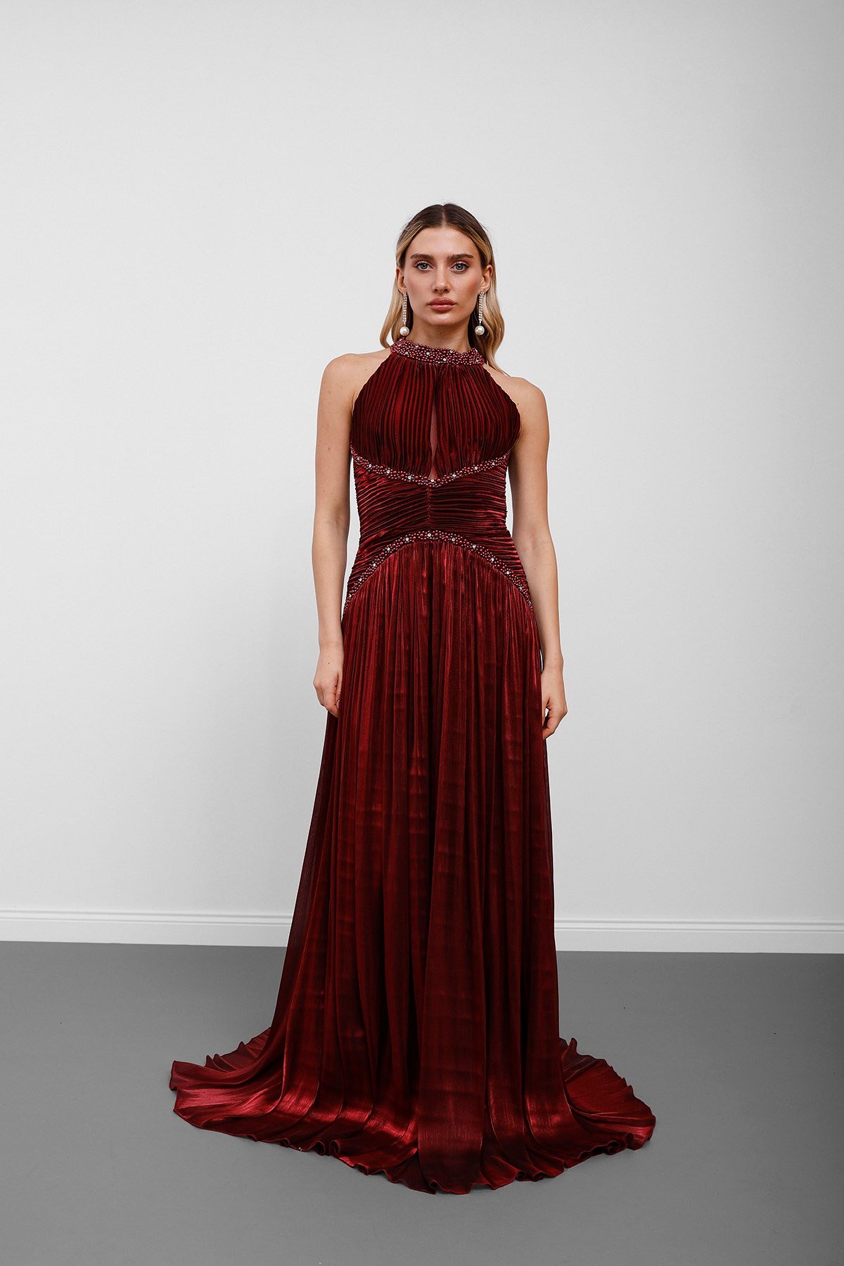 Bordo Halter Yaka Taş İşlemeli Pliseli Şifon Abiye Elbise