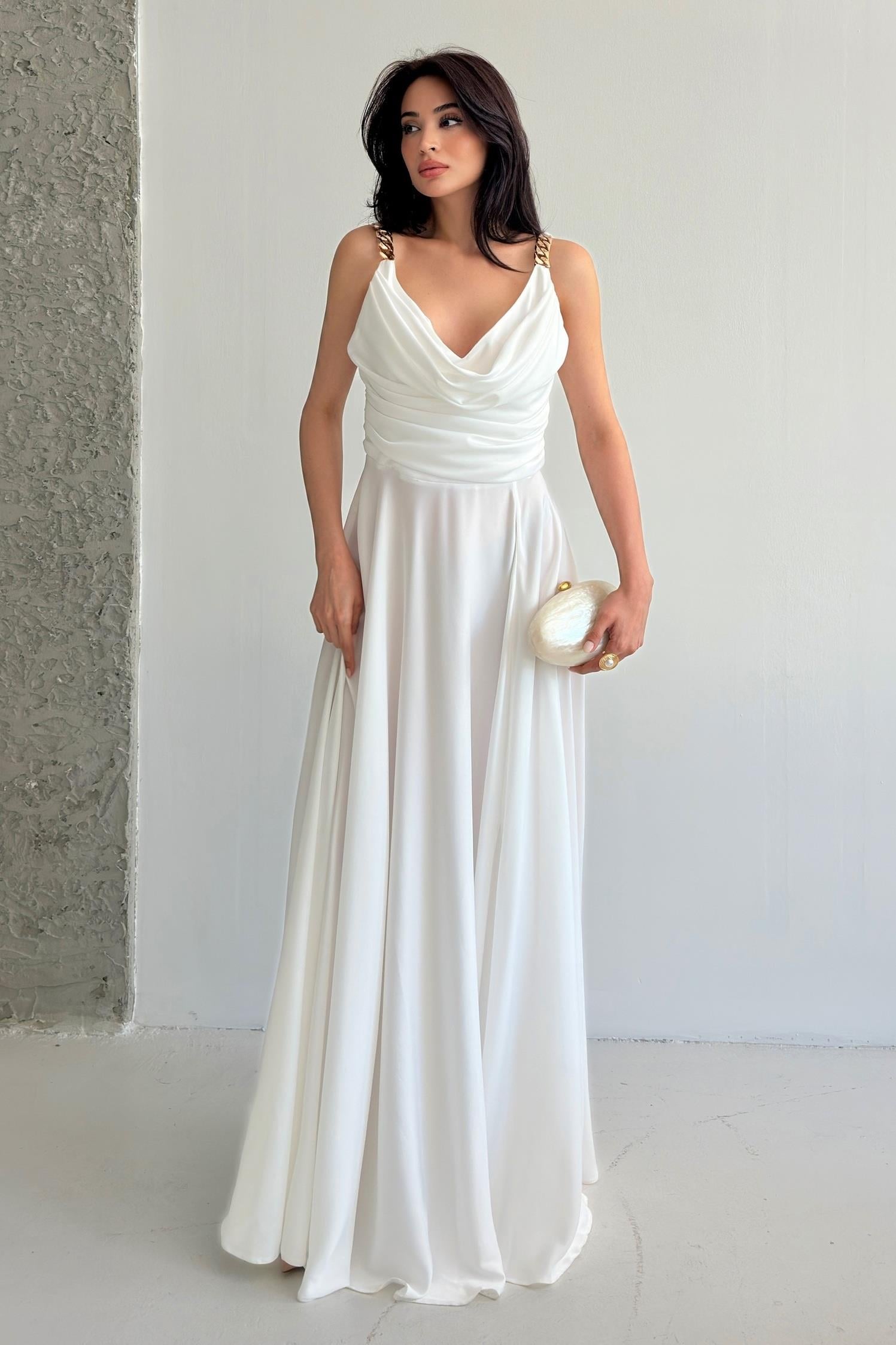 Beyaz Zincir Askılı Göğüs Drapeli Abiye Elbise	