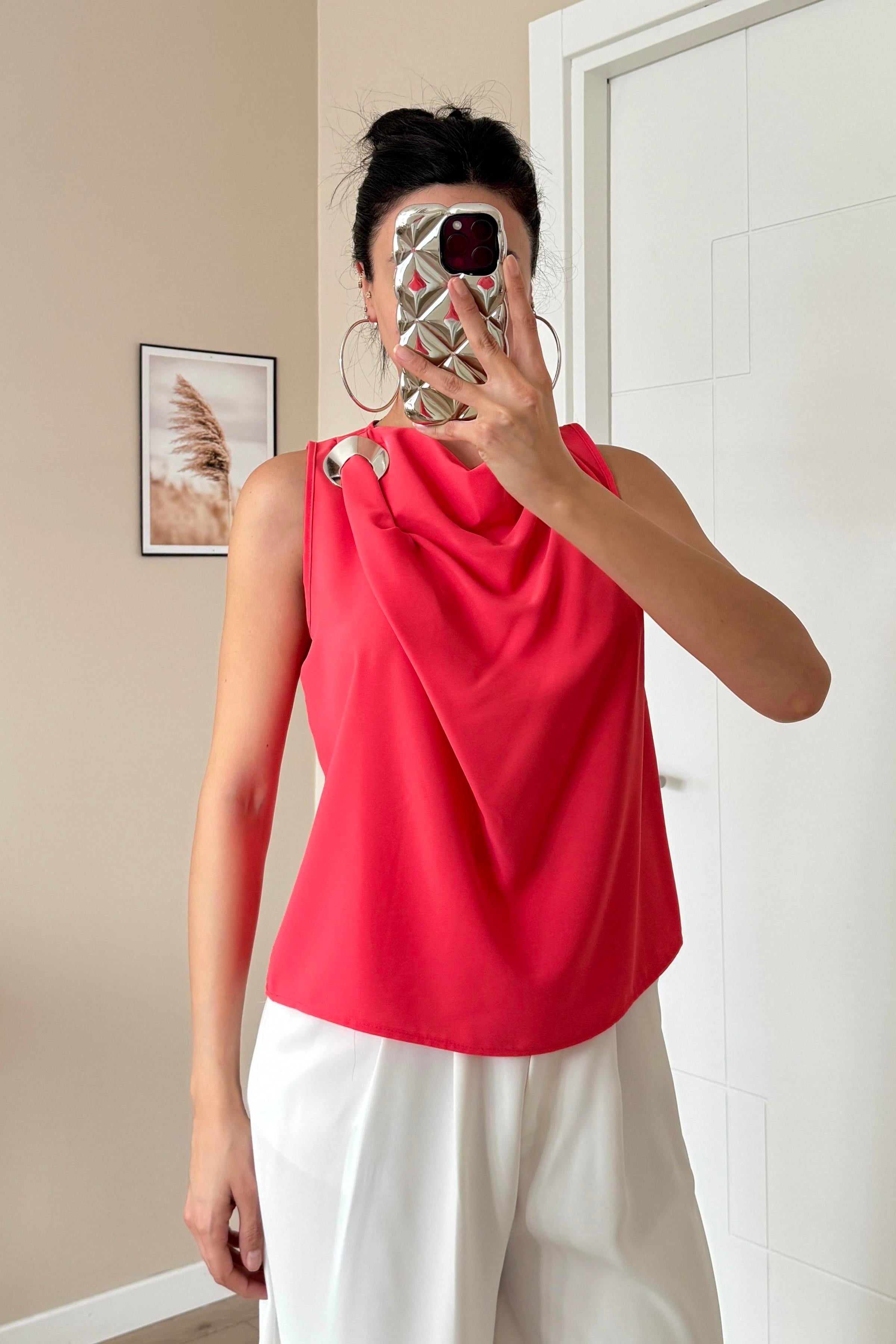 Nar Çiçeği Omuz Tokalı Degaje Yaka Kolsuz Bluz