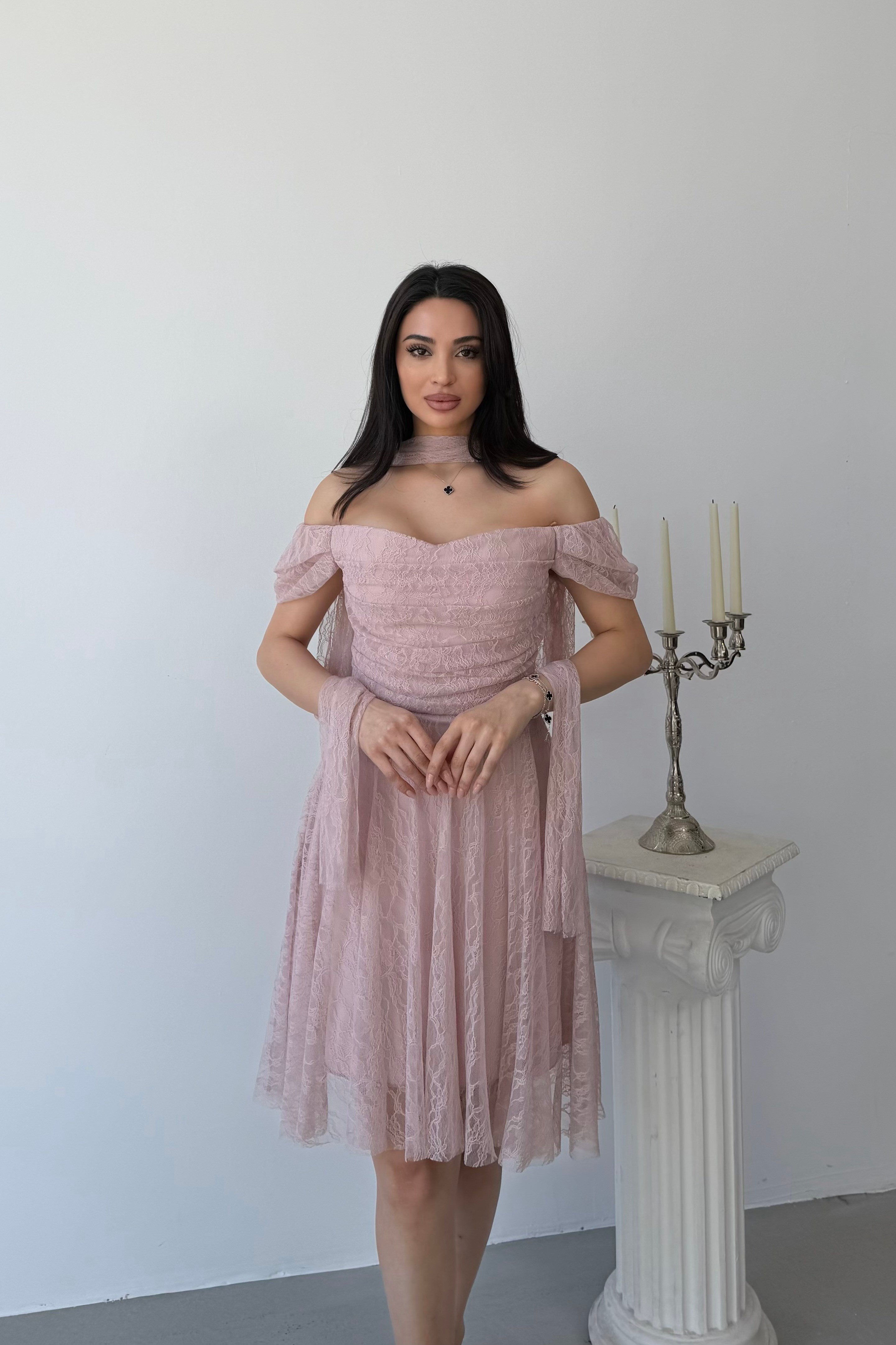 Pudra Omuz Fular Detaylı Dantel Kumaş Kısa Abiye Elbise	