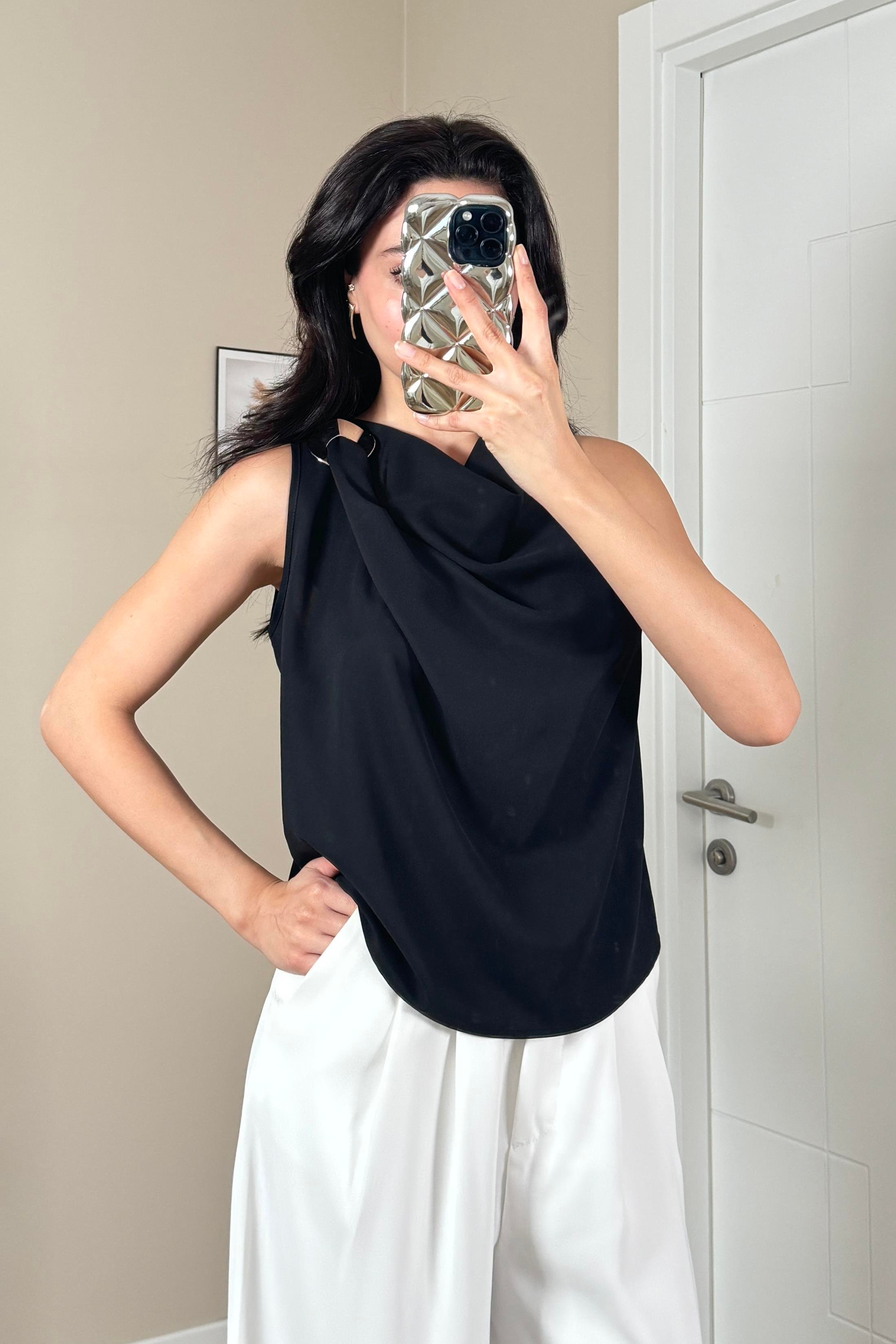 Siyah Omuz Tokalı Degaje Yaka Kolsuz Bluz