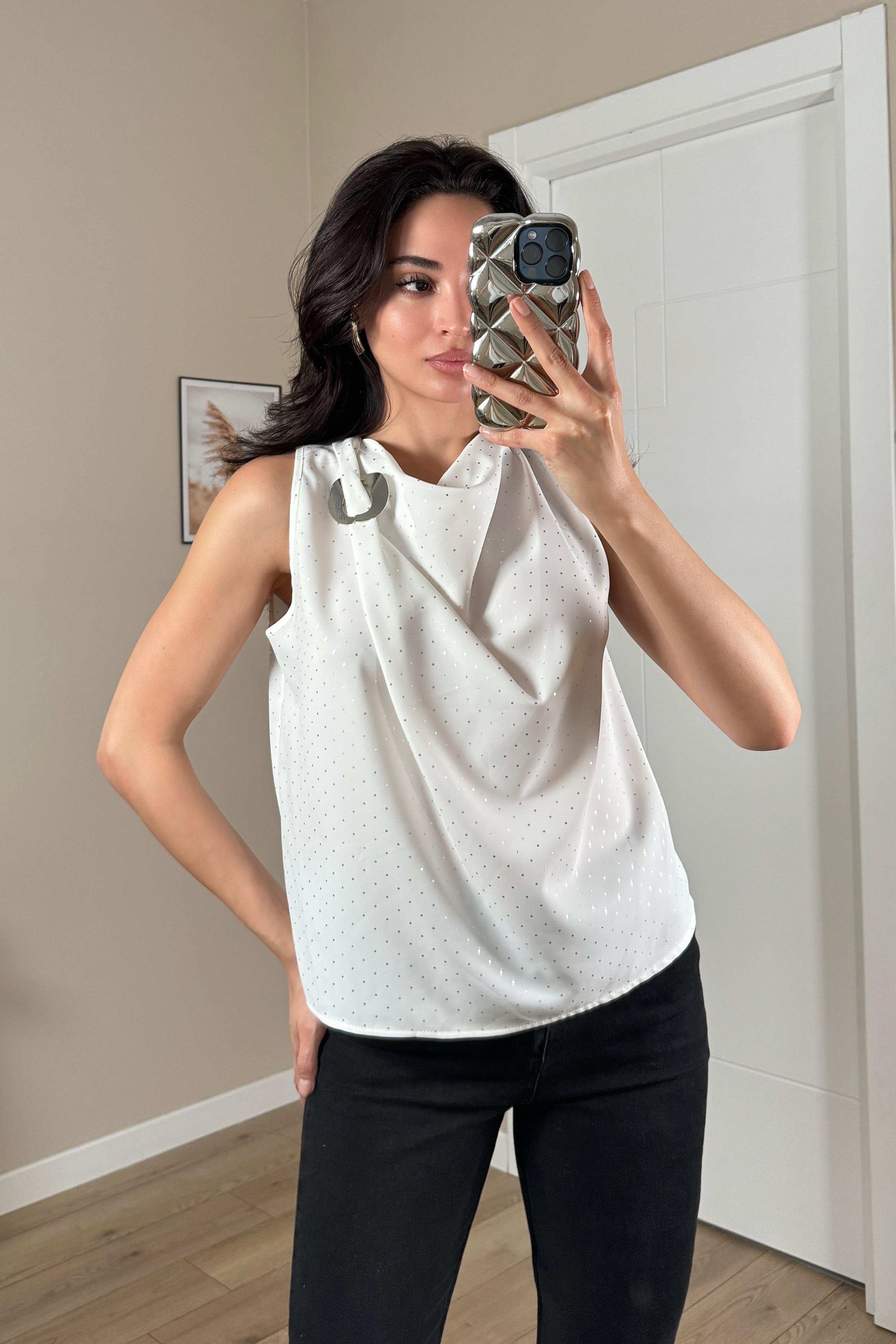 Ekru Omuz Tokalı Puantiyeli Degaje Yaka Bluz