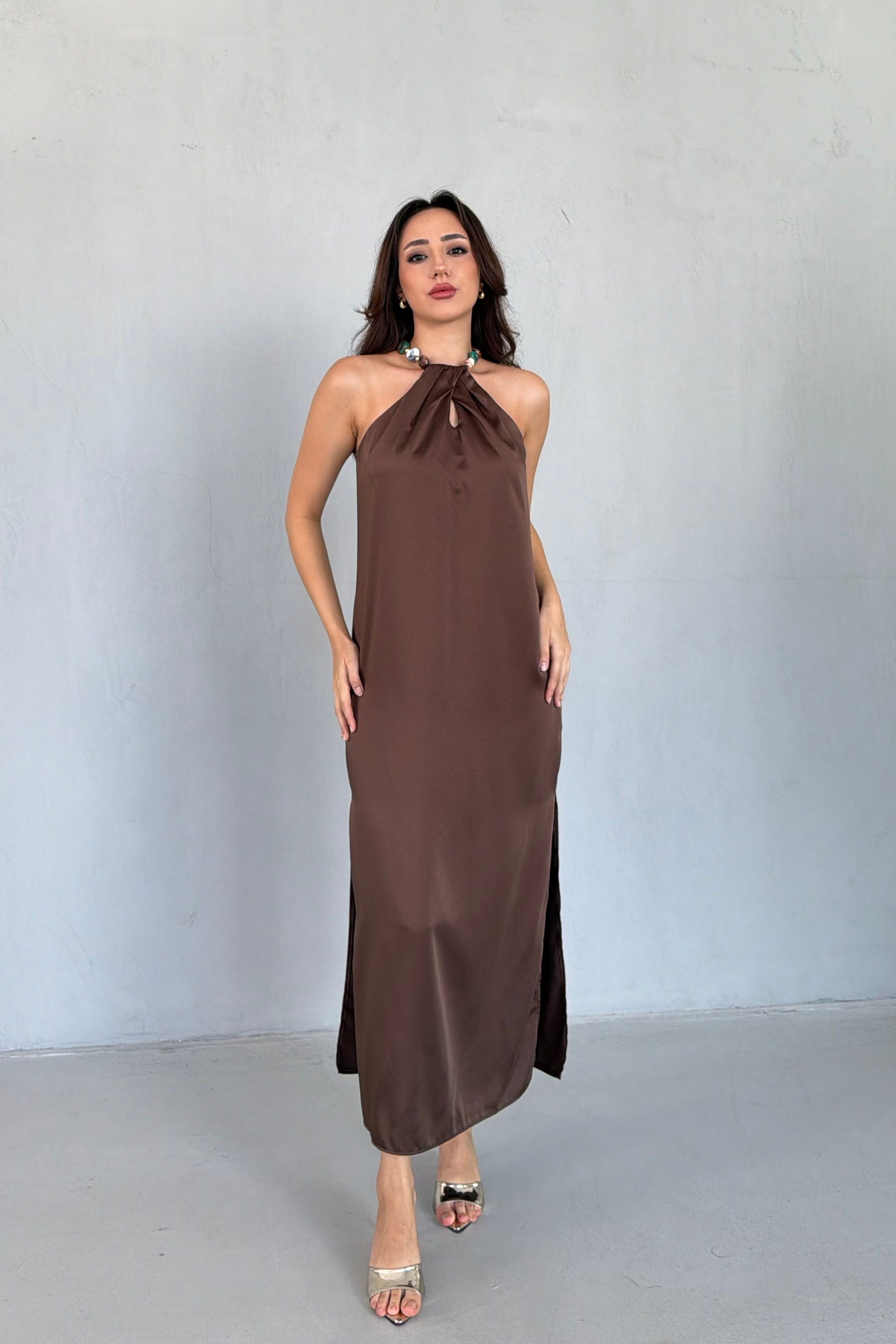 Kahverengi Boncuk Aksesuarlı Halter Yaka Midi Elbise