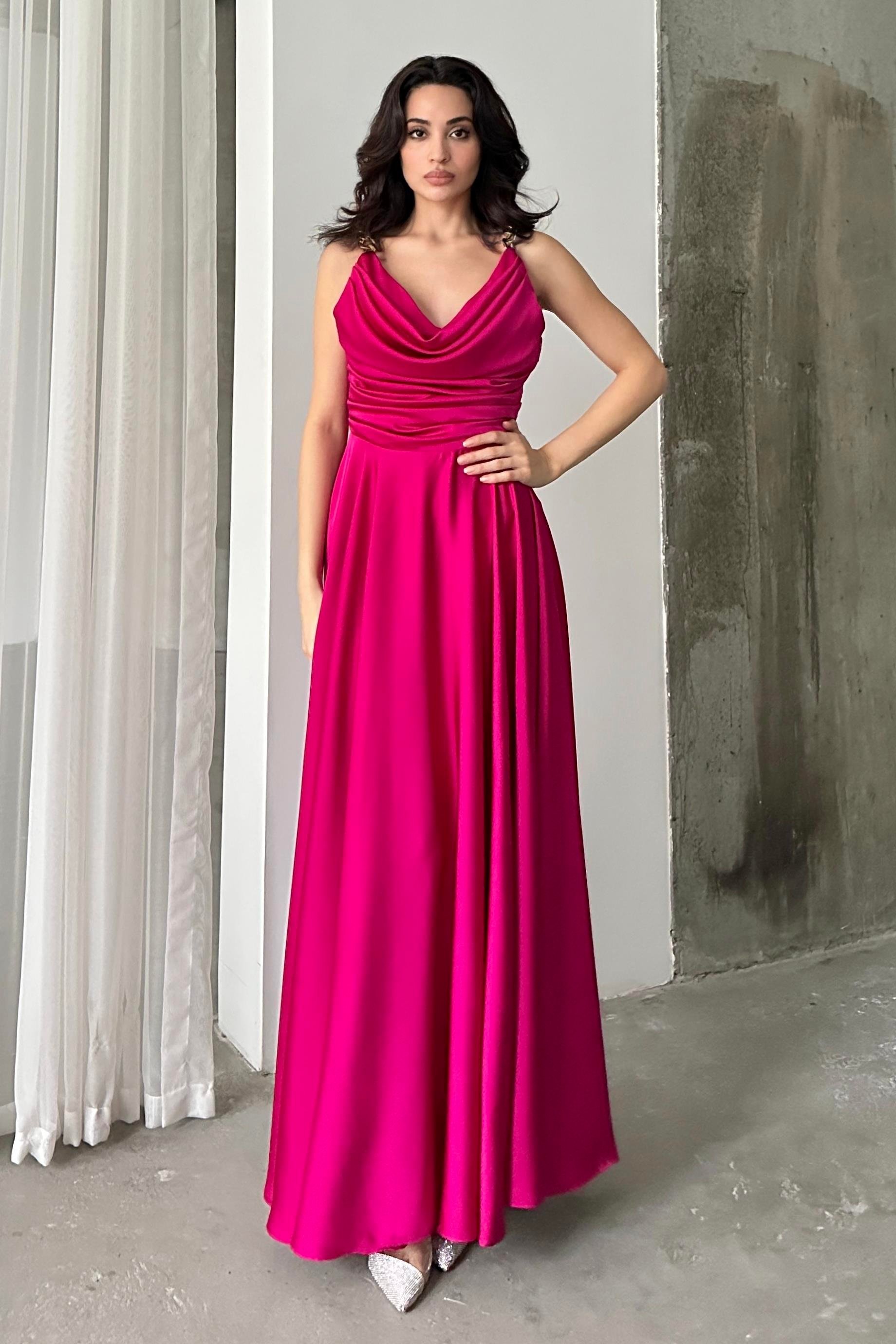 Fuşya Zincir Asklı Göğüs Drapeli Abiye Elbise