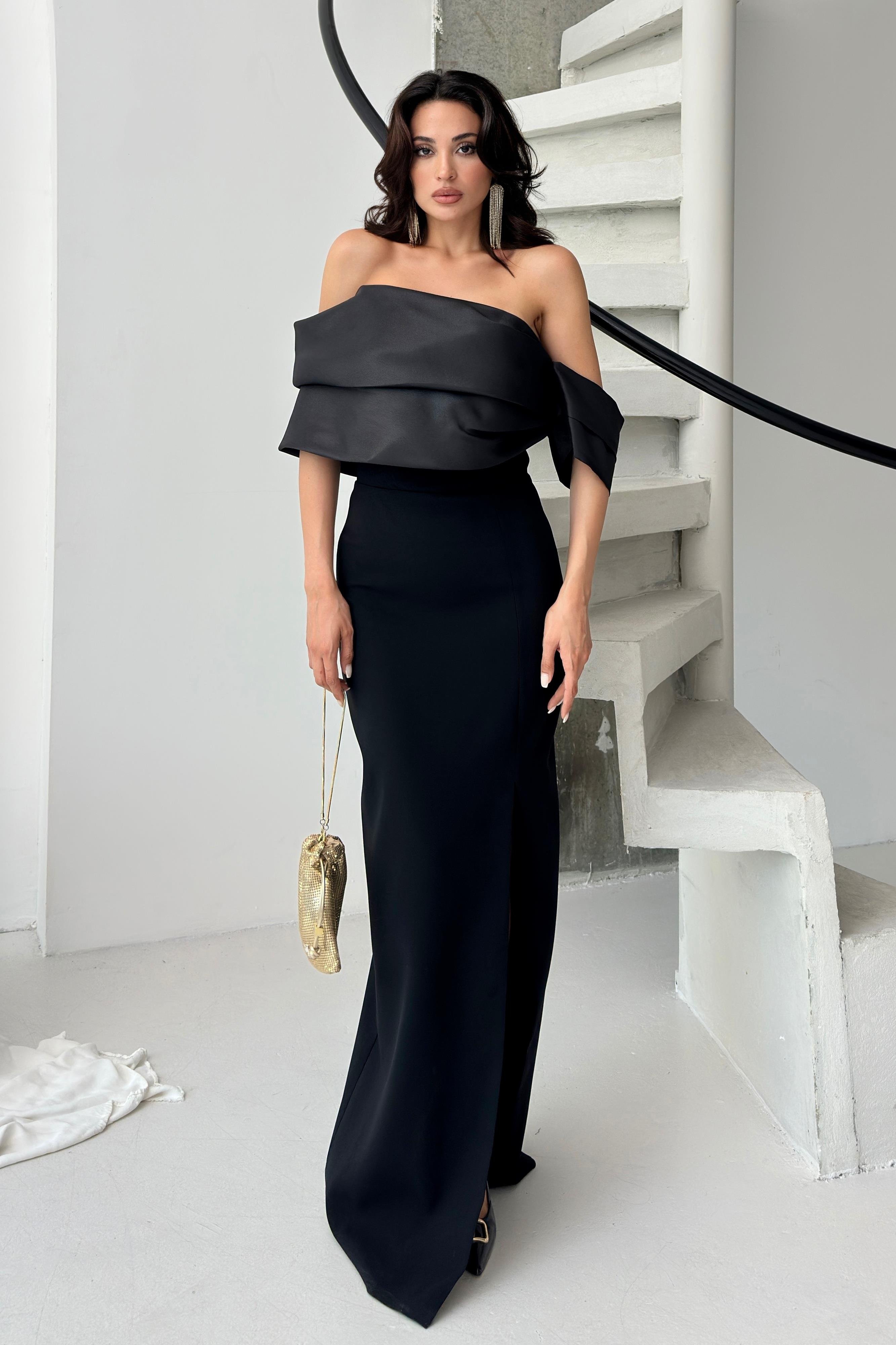 Siyah Yaka Detaylı Yırtmaçlı Abiye Elbise