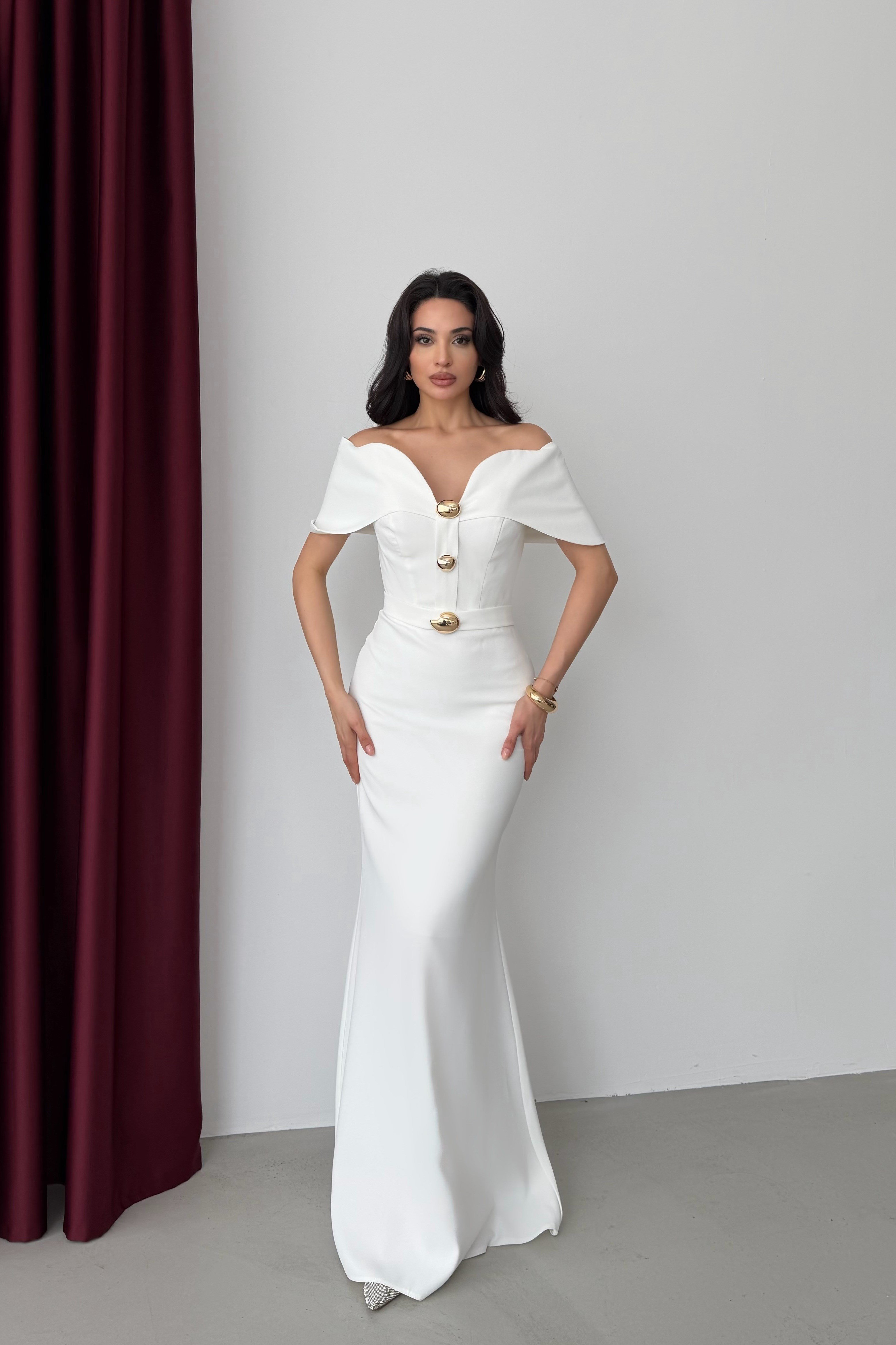 Beyaz Madonna Yaka Kemerli Düğme Detaylı Abiye Elbise