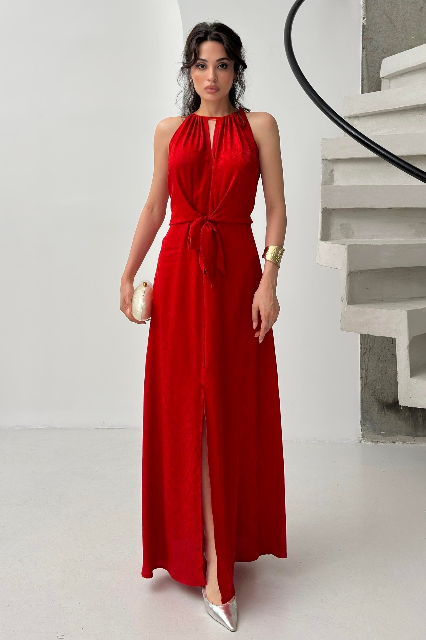 Kırmızı Bağlama Detaylı Yırtmaçlı Saten Elbise