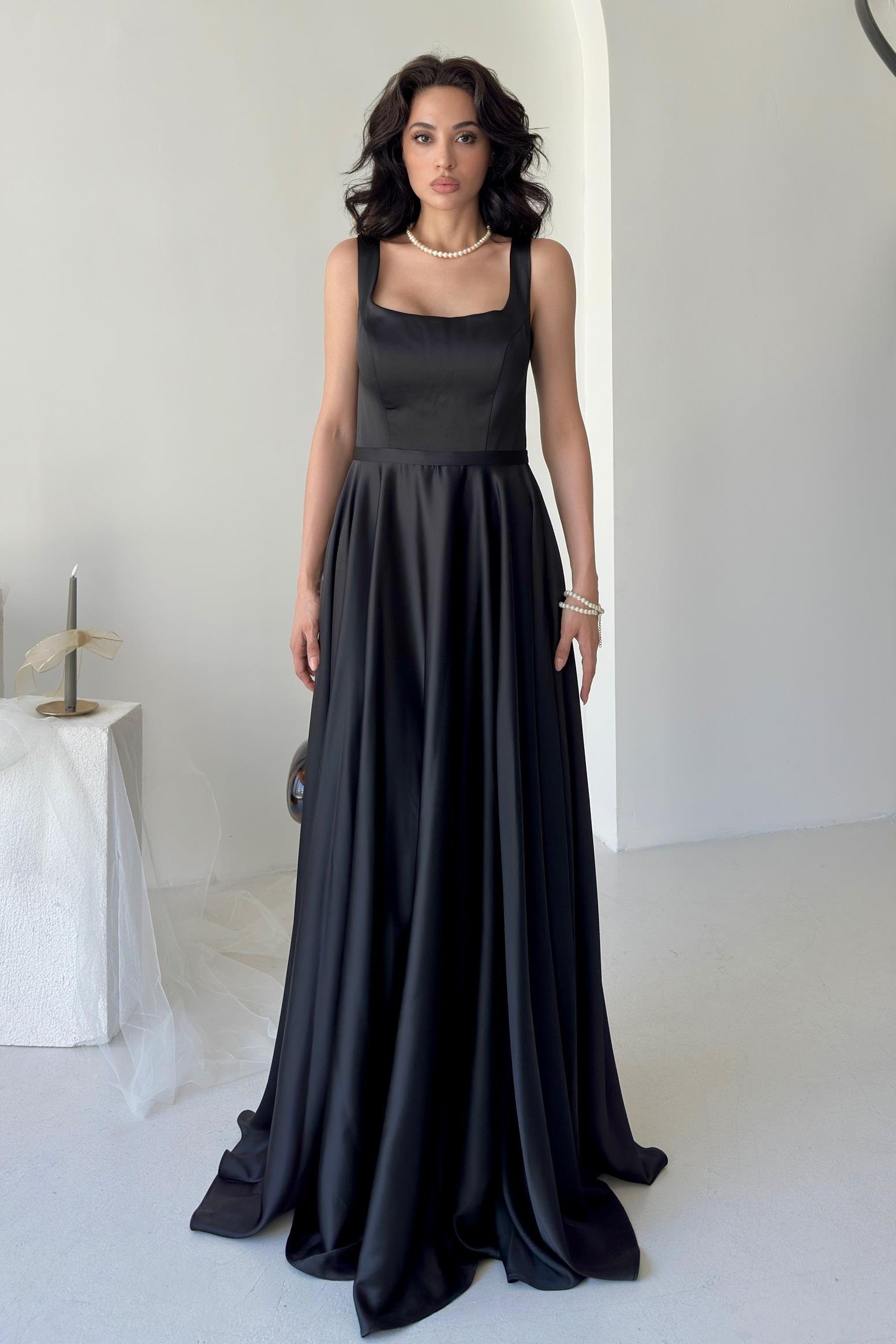 Siyah Kare Yaka Askılı Saten Abiye Elbise