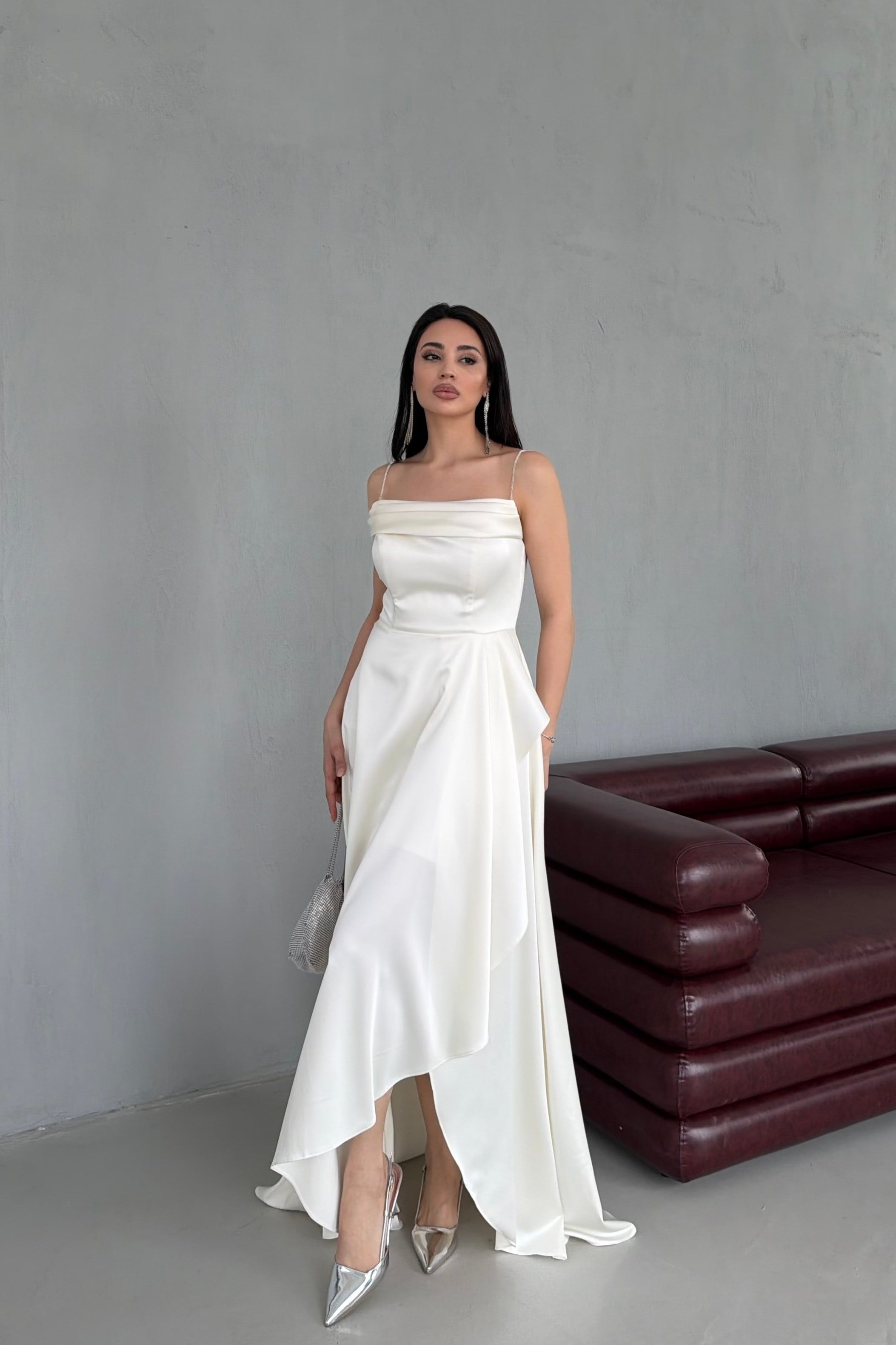 Beyaz Taş Askılı Volanlı Yırtmaçlı Abiye Elbise