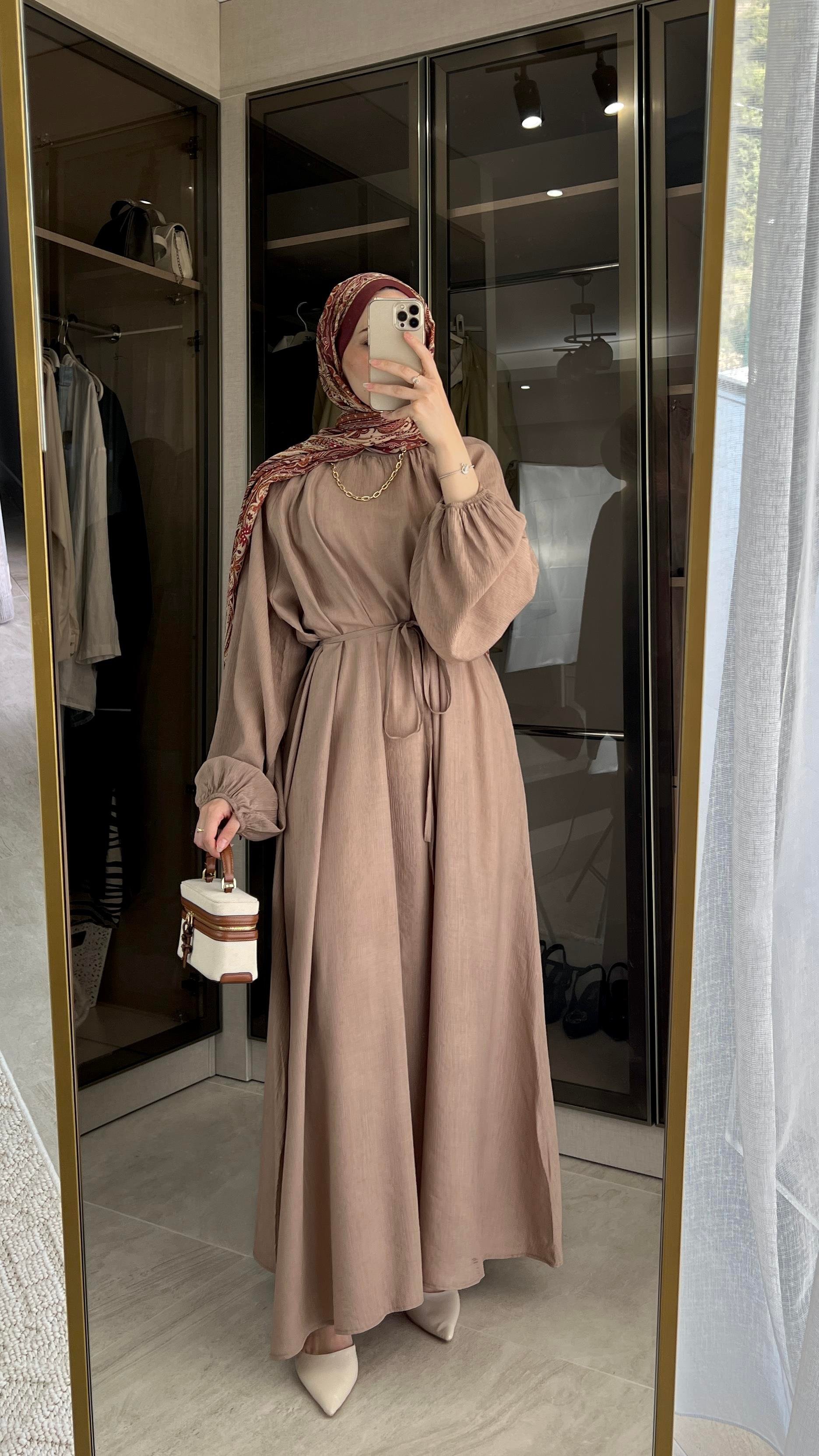 Sade Zarafet Kuşaklı Elbise – Vizon
