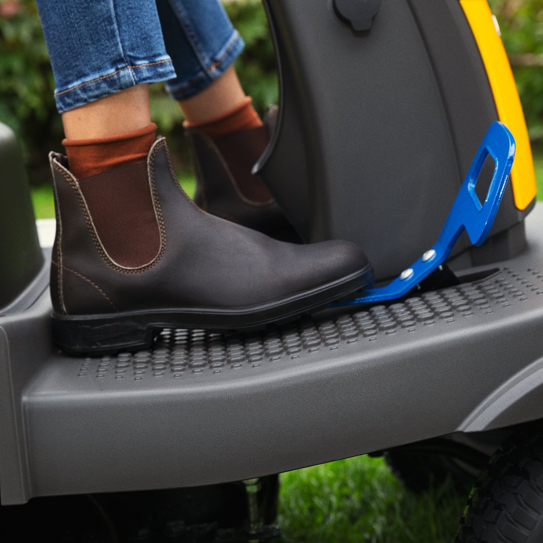 Stiga SWIFT 372 E Akülü Çim Biçme Traktörü (3 X 48V Batarya+Şarj Cihazı Dahil)