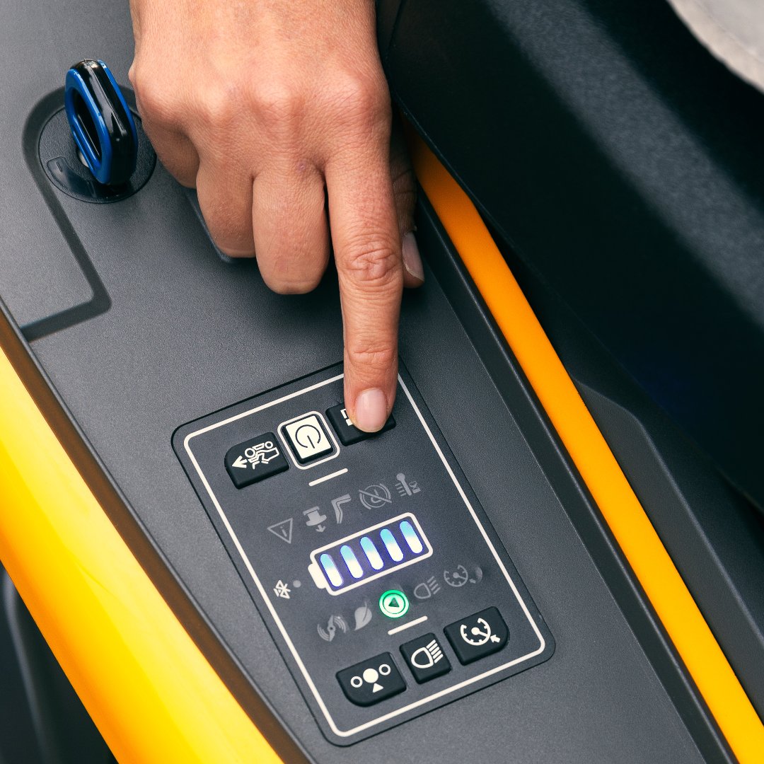 Stiga SWIFT 372 E Akülü Çim Biçme Traktörü (3 X 48V Batarya+Şarj Cihazı Dahil)