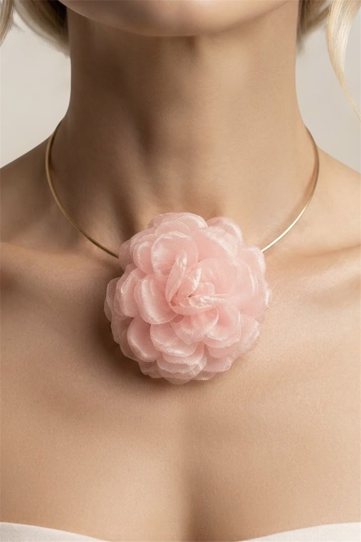 Altın Kaplama Pembe Kumaş Çiçek Detaylı Choker Kolye