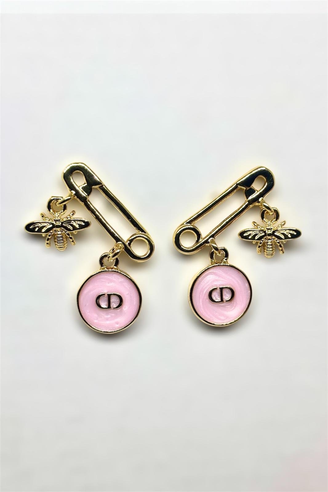 Arı Charmlı Çengelli Gold Küpe