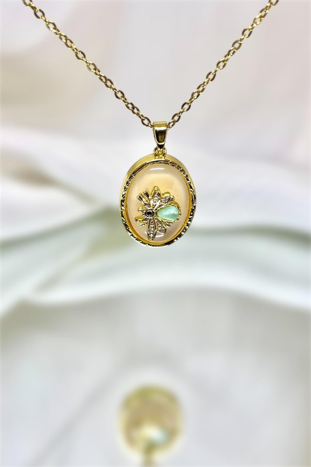 Arı Figürlü Beyaz Sedefli Çelik Kolye