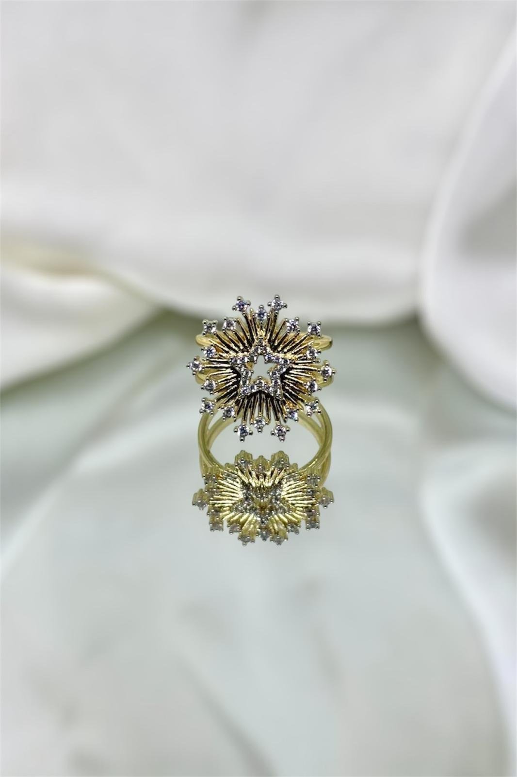 Yıldız Detaylı Zirkon Taşlı Ayarlanabilir Gold Yüzük
