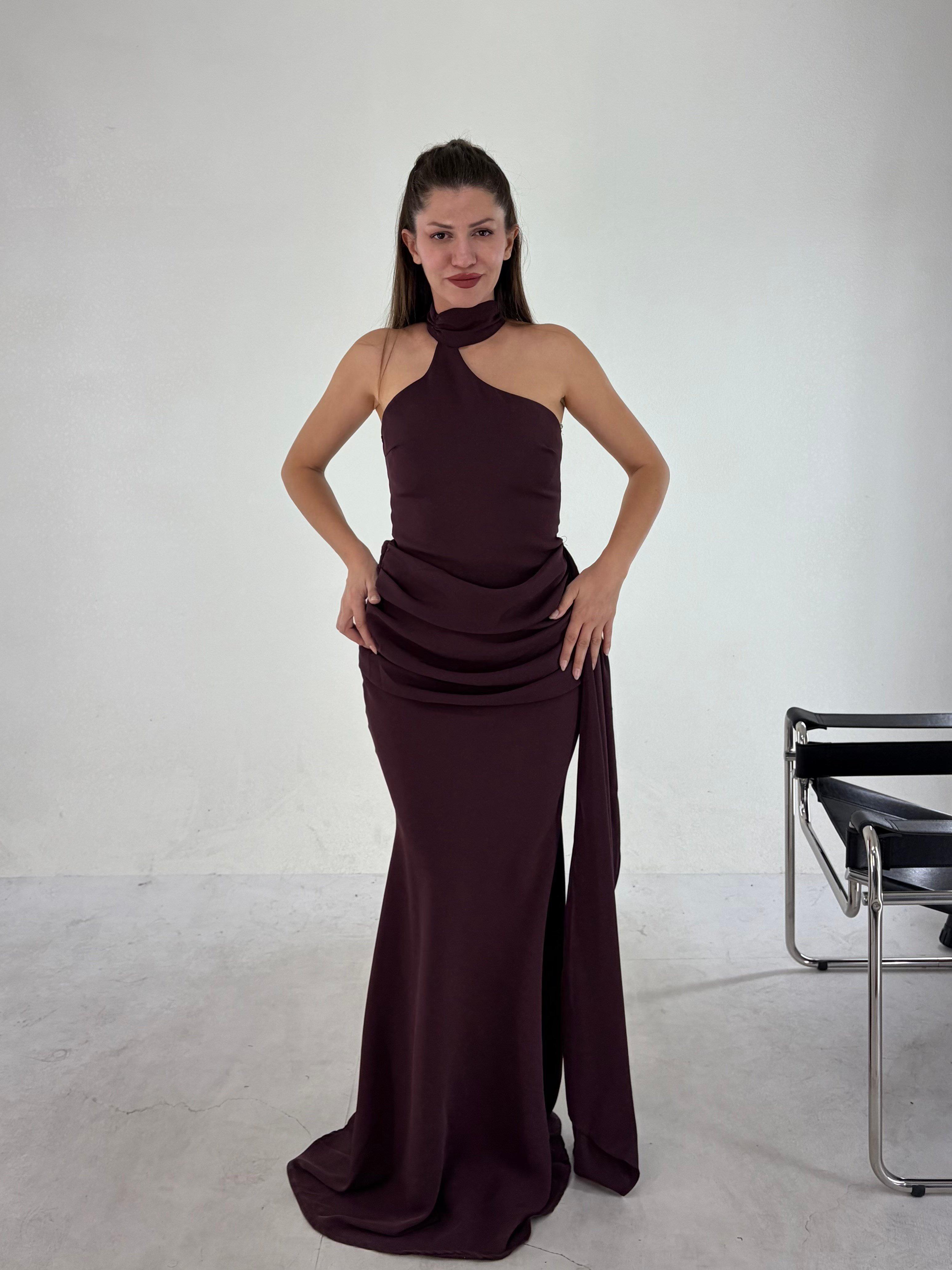 Mürdüm  Drapeli Halter Yaka Yandan Şallı Abiye Elbise ELBİSE - Taksim Butik