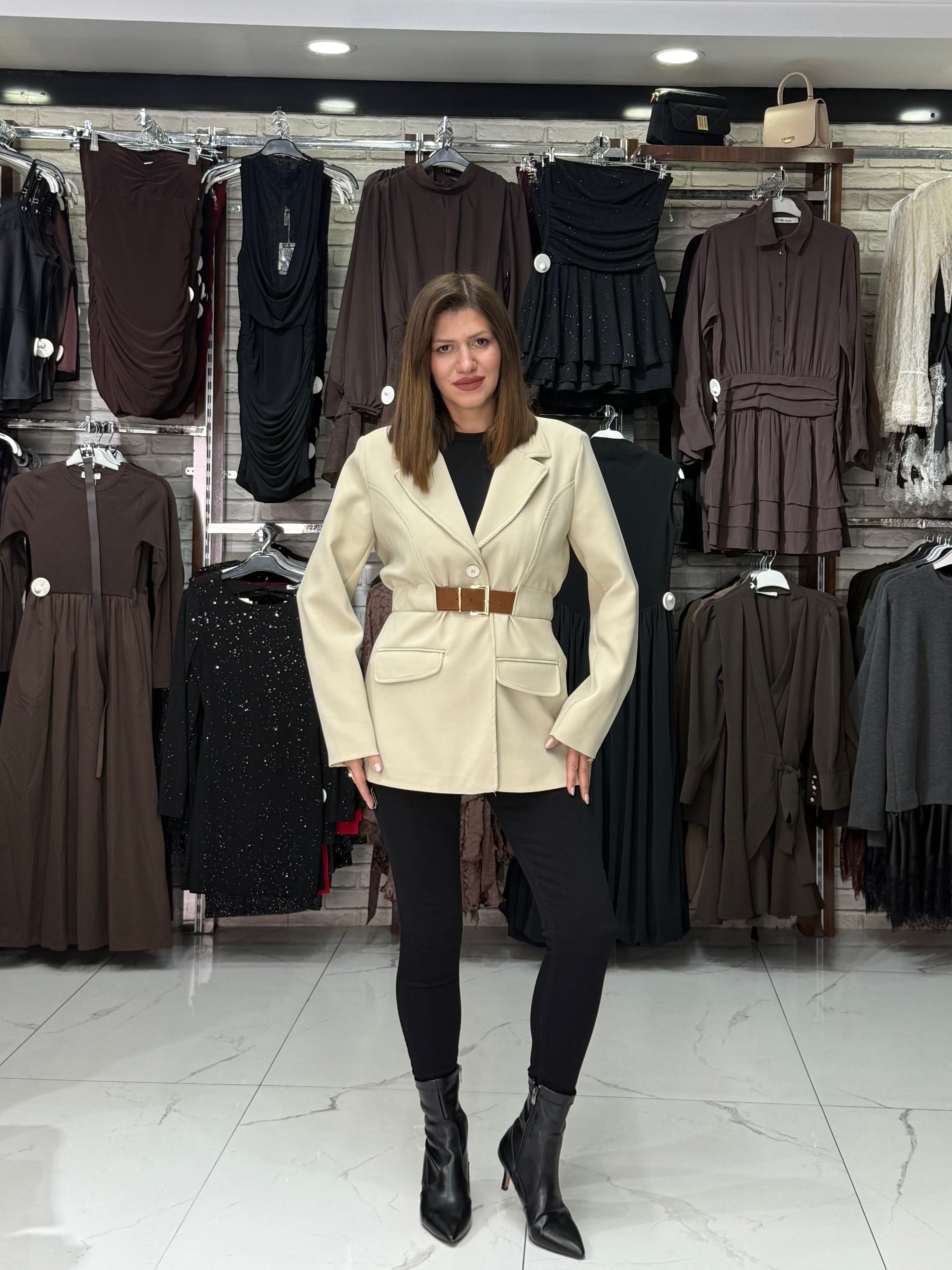Taş Kemer Detaylı Blazer Ceket
