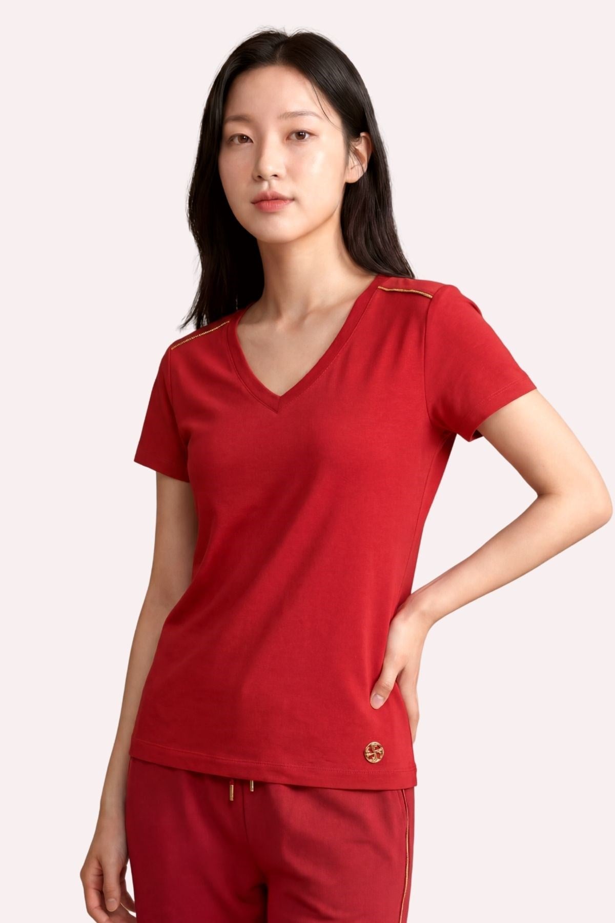Kadın V Yaka Metal Logo Detaylı Regular Fit T-Shirt