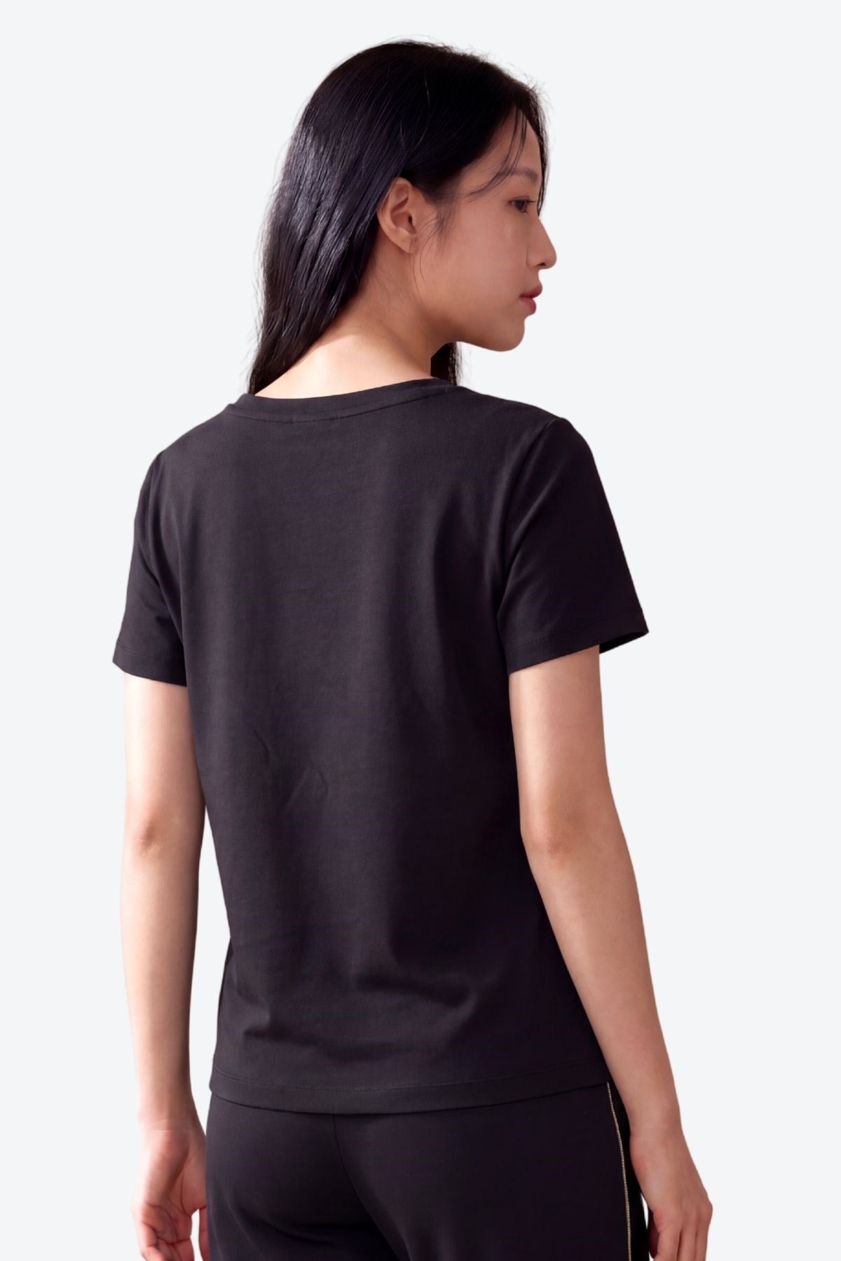 Kadın V Yaka Metal Logo Detaylı Regular Fit T-Shirt